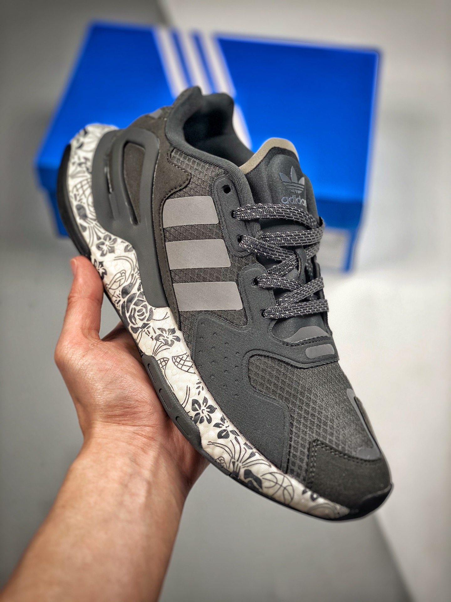 AD Day Jogger 夜行者二代 官网同步上架 新品首发 陈奕迅同款经典运动鞋 货号：FW3019 尺码： 36 36.5 37.5 38 38.5 39 40 40.5 41 42 42.5 43 44 45