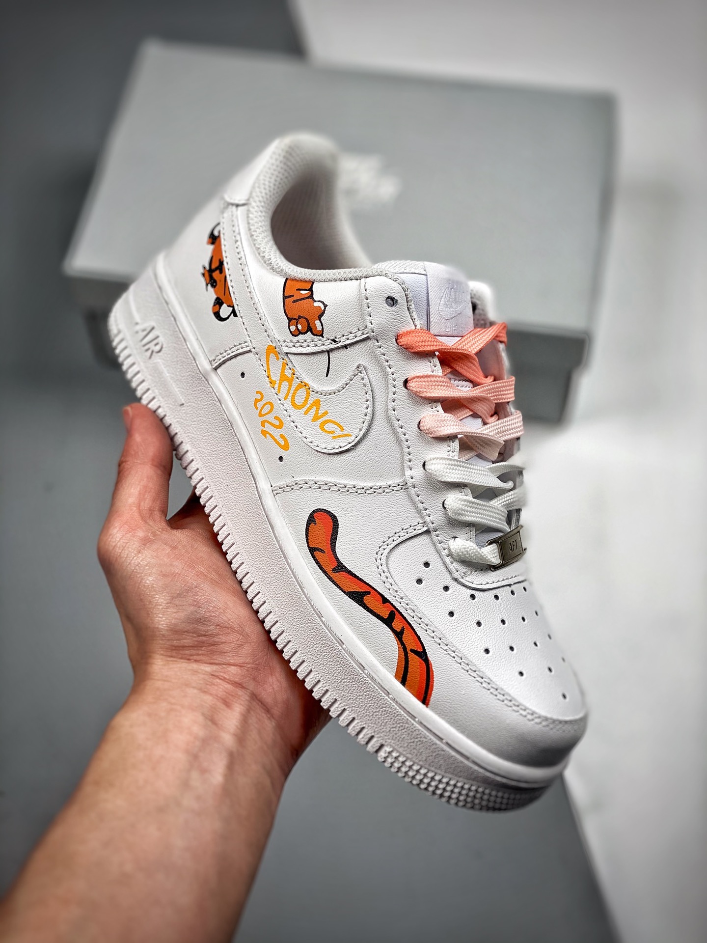 Nike Air Force 1 Fuerza Aérea Uno low top zapatillas casuales Año del Tigre Taige Chong pintado a mano 2022 Negro y nar…