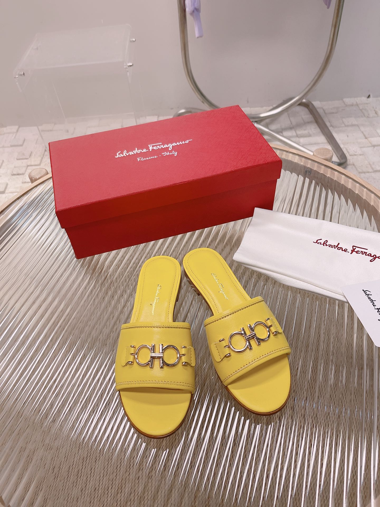 Ferragamo 2022 Spring/Summer Slippers: Customized Lamb-Skin with 3D Florist Design - 图片 1