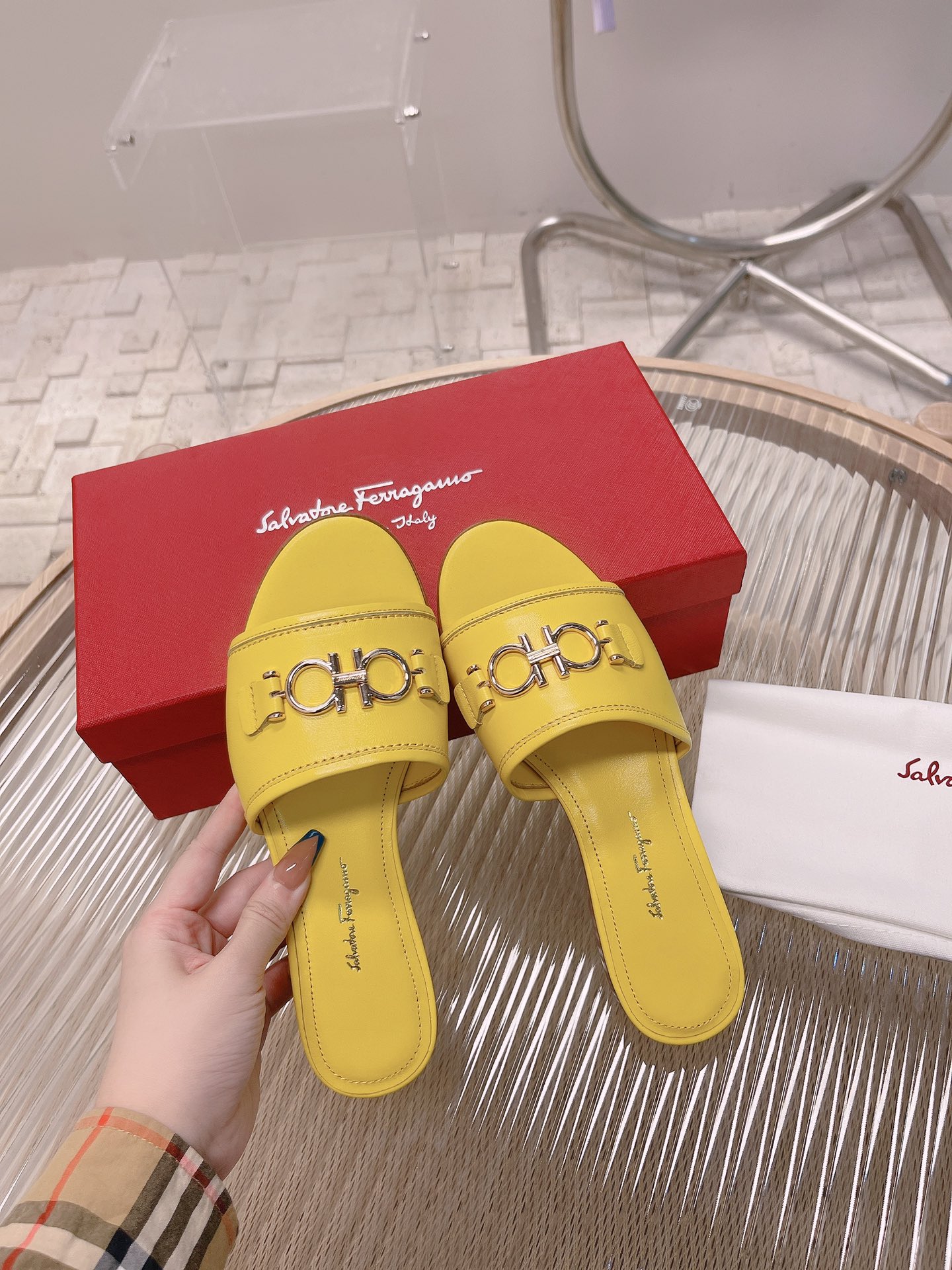 Ferragamo 2022 Spring/Summer Slippers: Customized Lamb-Skin with 3D Florist Design - 图片 3
