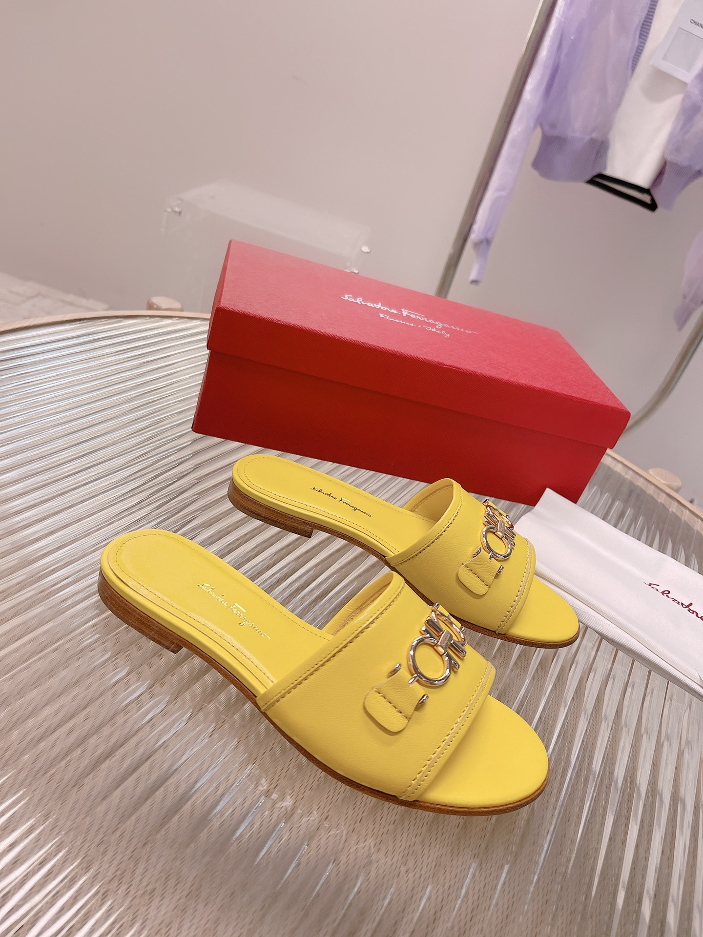 Ferragamo 2022 Spring/Summer Slippers: Customized Lamb-Skin with 3D Florist Design - 图片 2