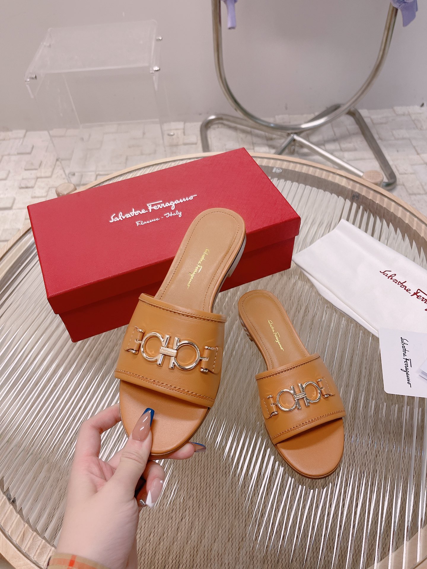 “Feragam 2022 Spring and Summer Shoes: Custom-made Soft 3D Design for a Good Mood” - 图片 3