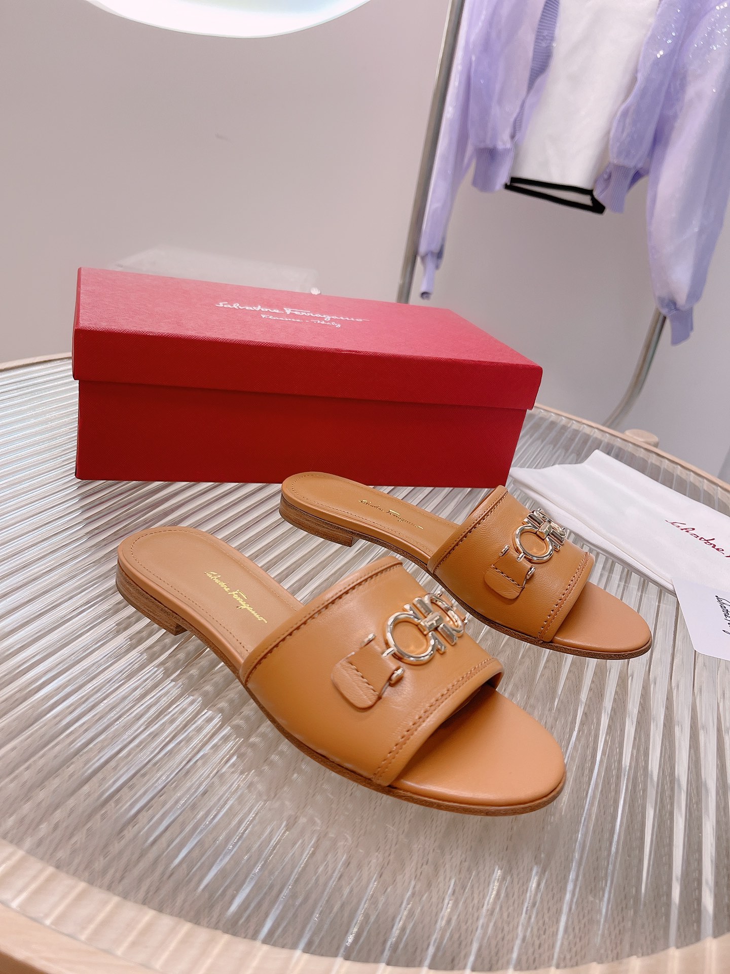 “Feragam 2022 Spring and Summer Shoes: Custom-made Soft 3D Design for a Good Mood” - 图片 2