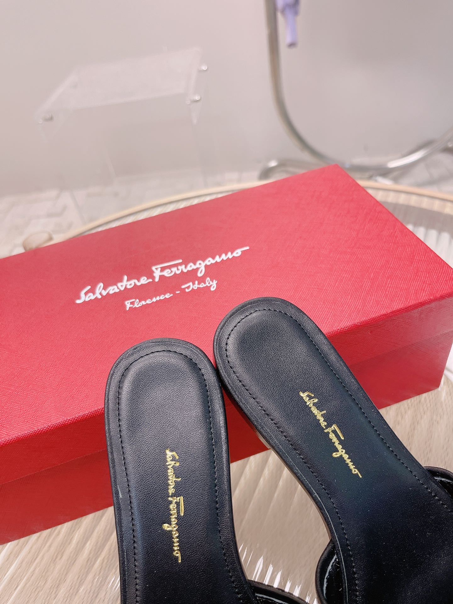 “2022 Feragam Slipper Line: Stylish Shoes in Sizes 35-40” - 图片 8