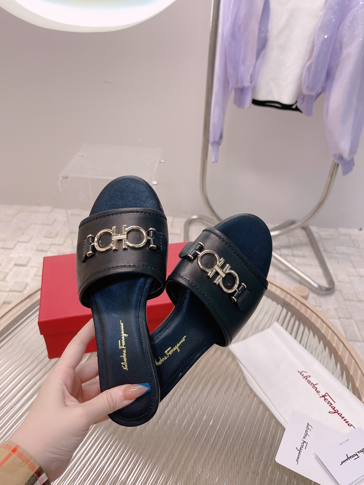“2022 Feragam Slipper Line: Stylish Shoes in Sizes 35-40” - 图片 5