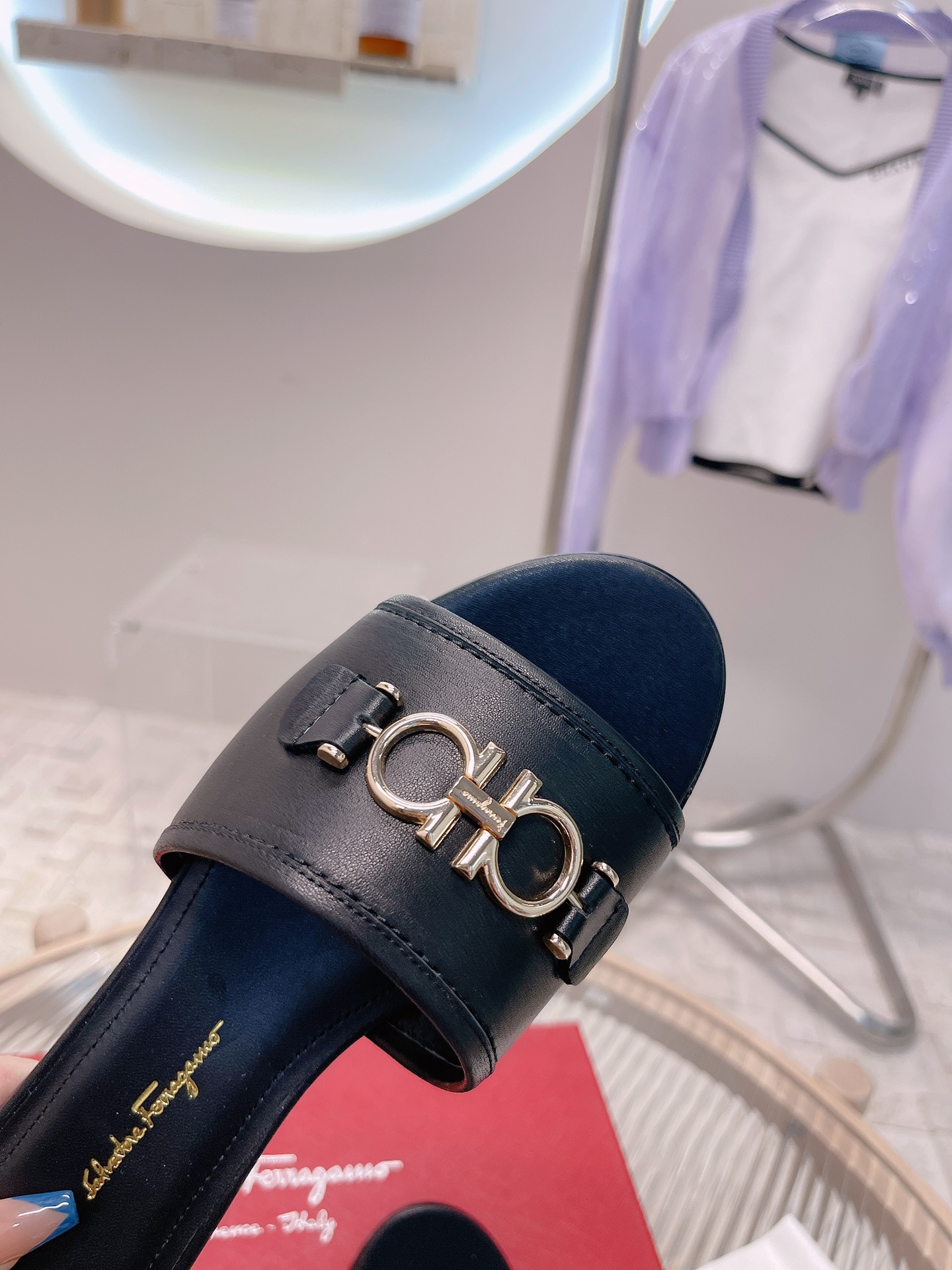 “2022 Feragam Slipper Line: Stylish Shoes in Sizes 35-40” - 图片 7