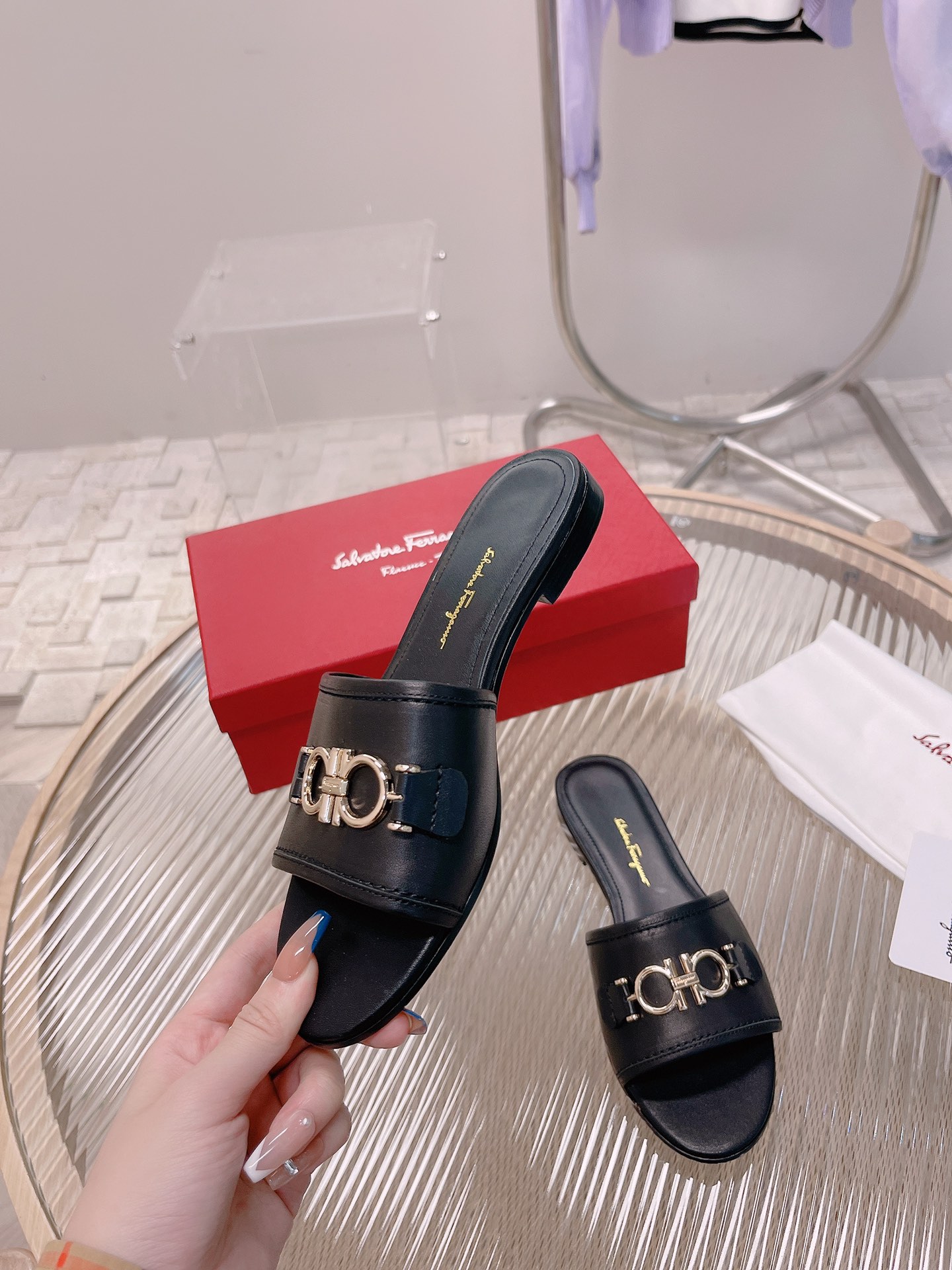 “2022 Feragam Slipper Line: Stylish Shoes in Sizes 35-40” - 图片 4