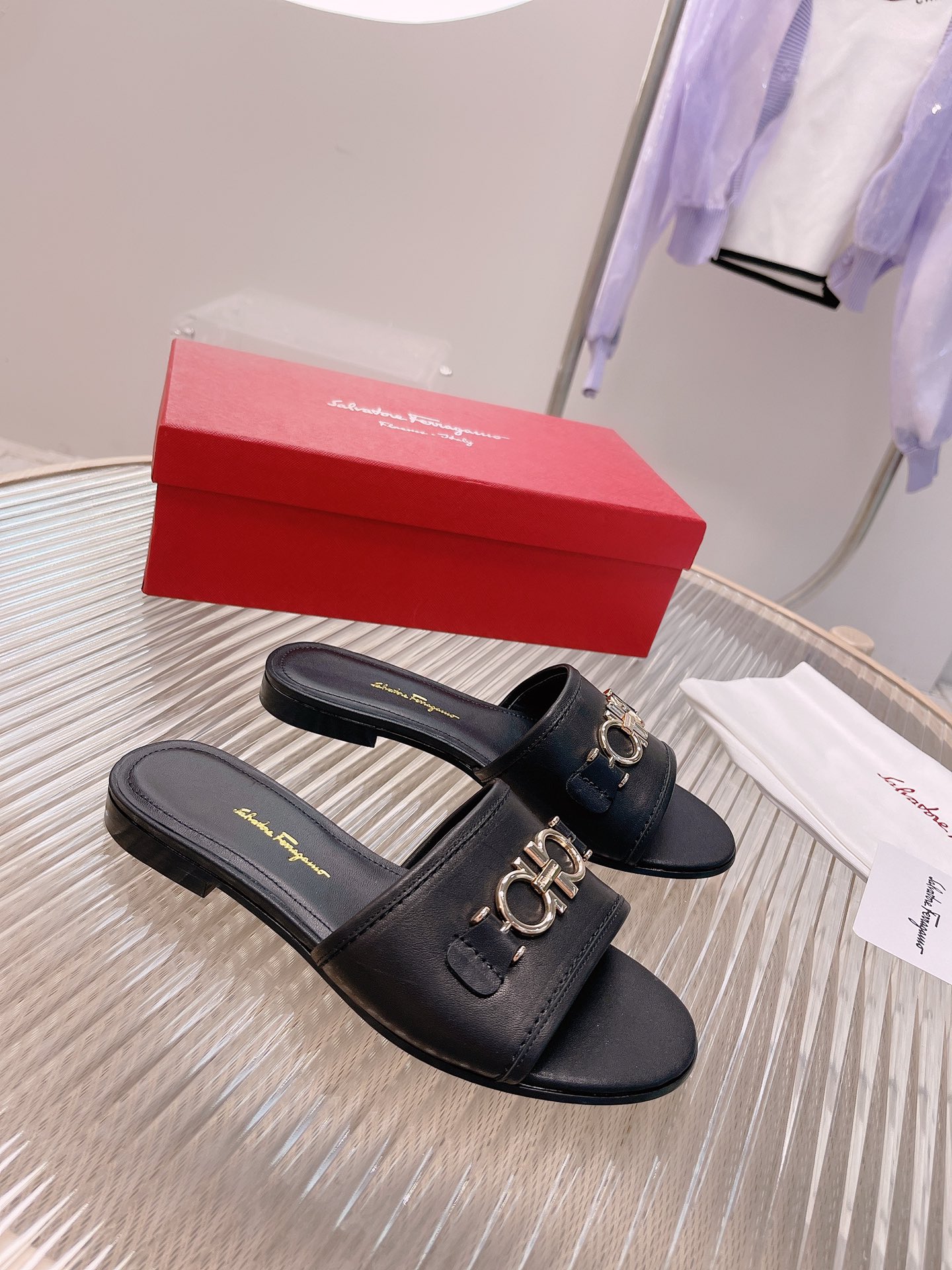 “2022 Feragam Slipper Line: Stylish Shoes in Sizes 35-40” - 图片 2