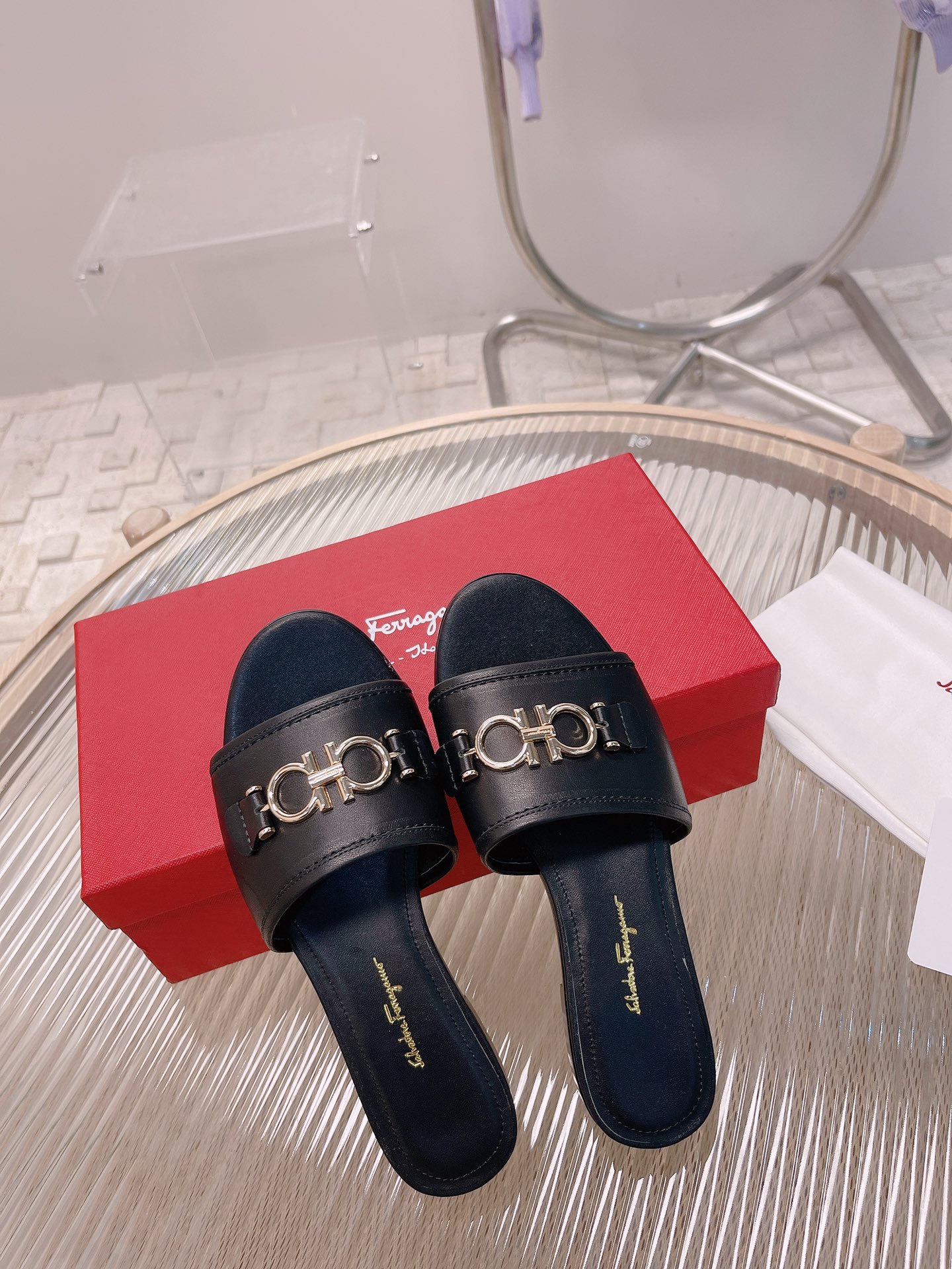 “2022 Feragam Slipper Line: Stylish Shoes in Sizes 35-40” - 图片 6