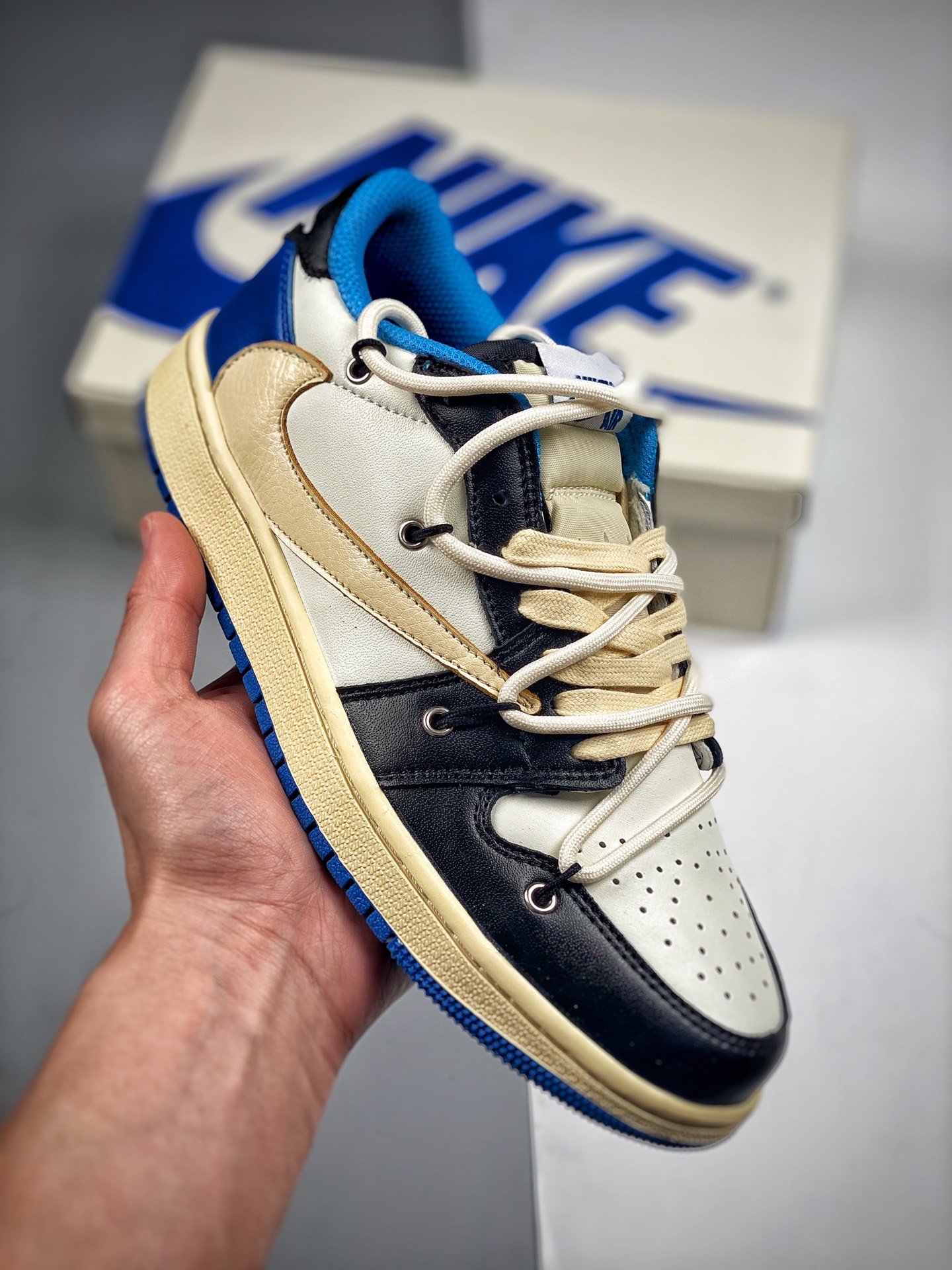 Travis Scott x Fragment x Air Jordan 1 Low, caña baja con gancho invertido, cordones deconstructivos, número de product…