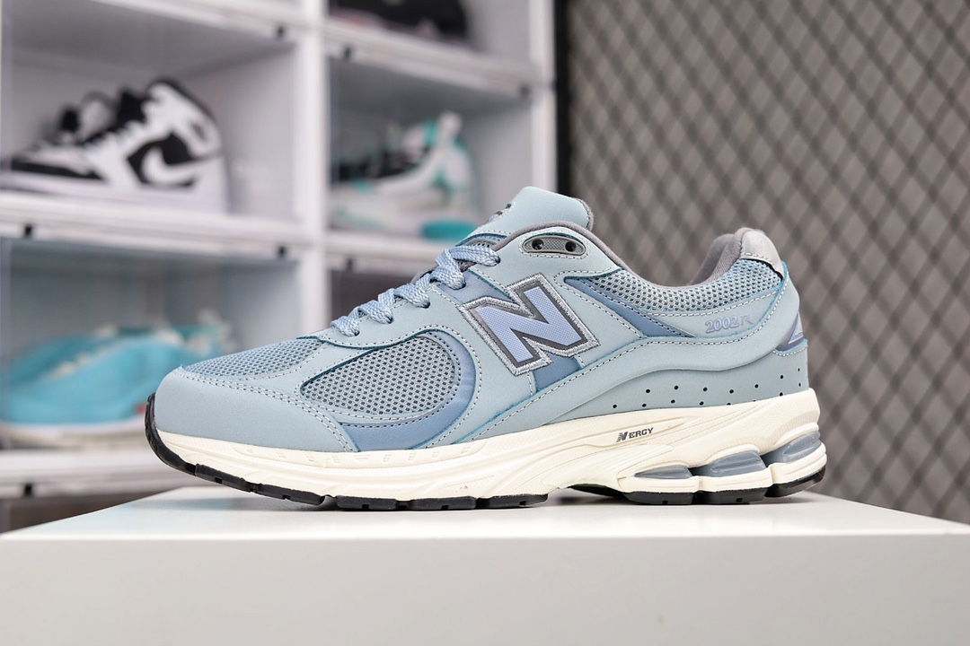 G5 New Balance 复古休闲跑步鞋 ML 2002RQ 该鞋款延续了经典科技 升级版N-ERGY缓震物料机能与材质上脚太舒适了 鞋面的柔软麂皮搭配尼龙网布 特别透气而且还复古感 不管是搭配牛仔裤还工装裤都是百搭773ZJR