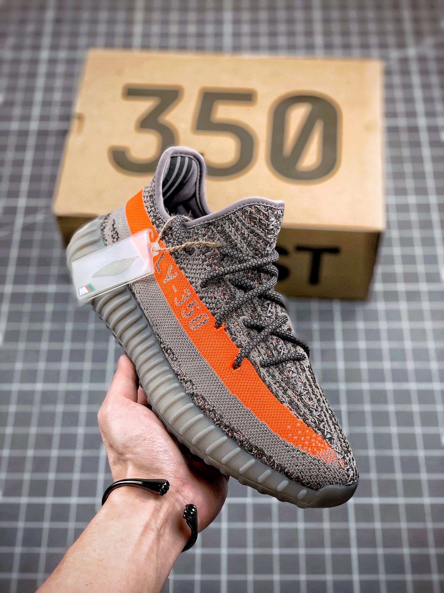 Yeezy 350 Boost V2 "Beluga Refiective" 2021 GW1229
# # 3M # # V2 # # # 2.3G-4A+ Taglia 36 36.5 37 38 38.5 39 40 40.5 41 42 43 44 44.5 45 46
