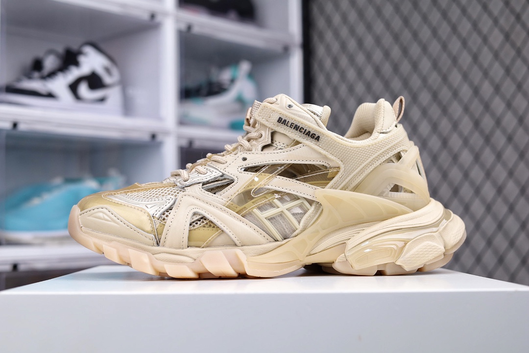 巴黎世家 七代 7.0 复古做旧老爹鞋 Balenciaga -Runner 巴黎世家 官方发售 全码出货通知通过溢胶、做旧、缝线等细节，展示了设计师 Demna 的运动鞋风格，用一双「旧鞋」传递复古感，后侧板、翘起的鞋头，则展示了 Demna 在结构上的未来构想；原装大盒从里到外一切百分百还原官方配置 顶级专供碾压一切版本