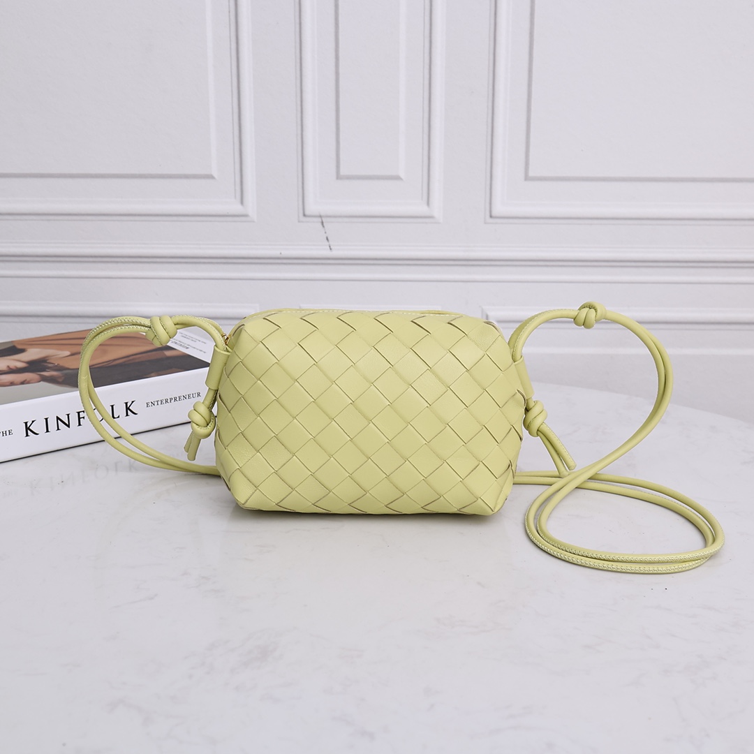 Sac bandoulière mini en agneau tressé avec cordon
