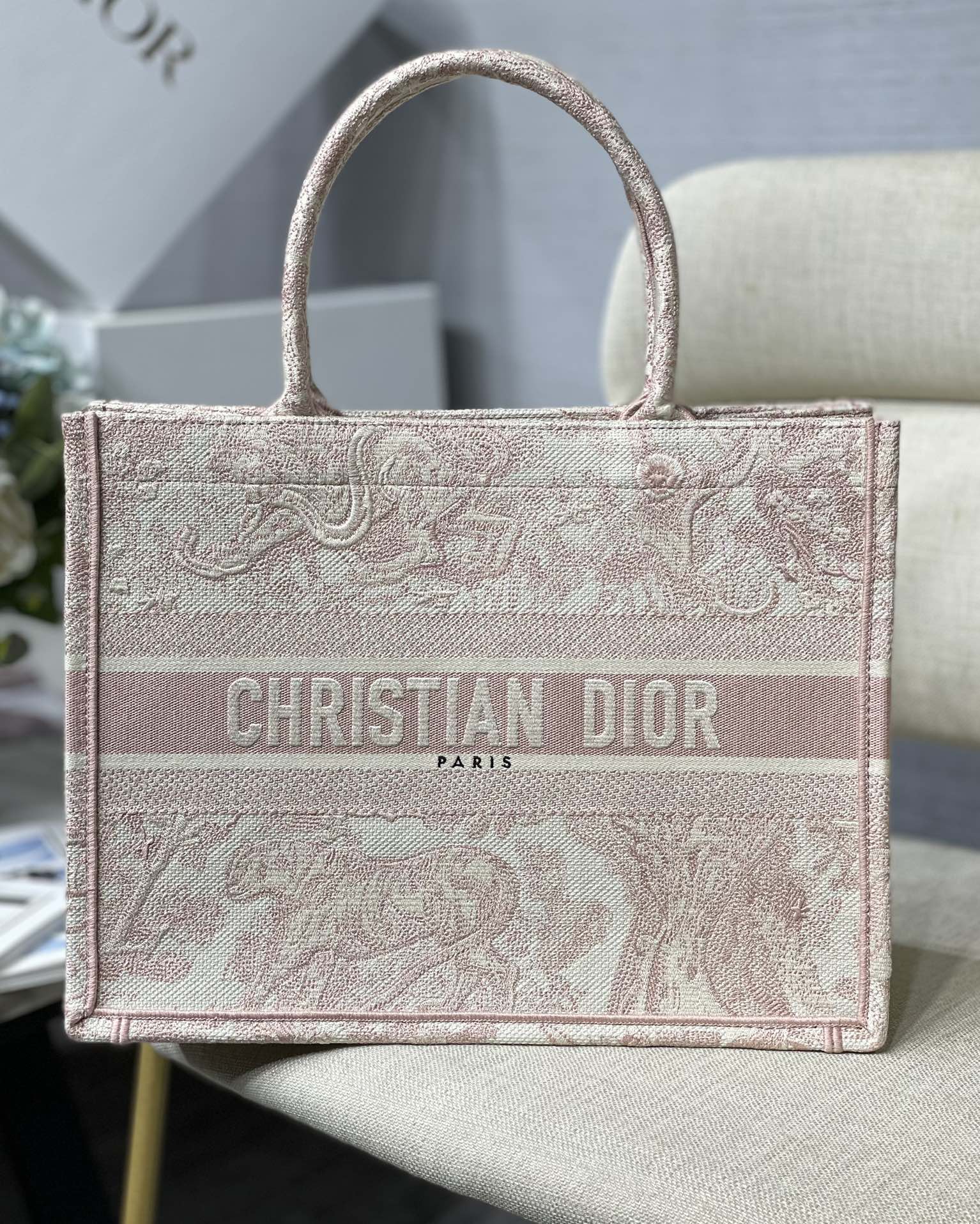 Dior Book Tote сумка-тоут среднего размера с вышивкой в виде розового тигра