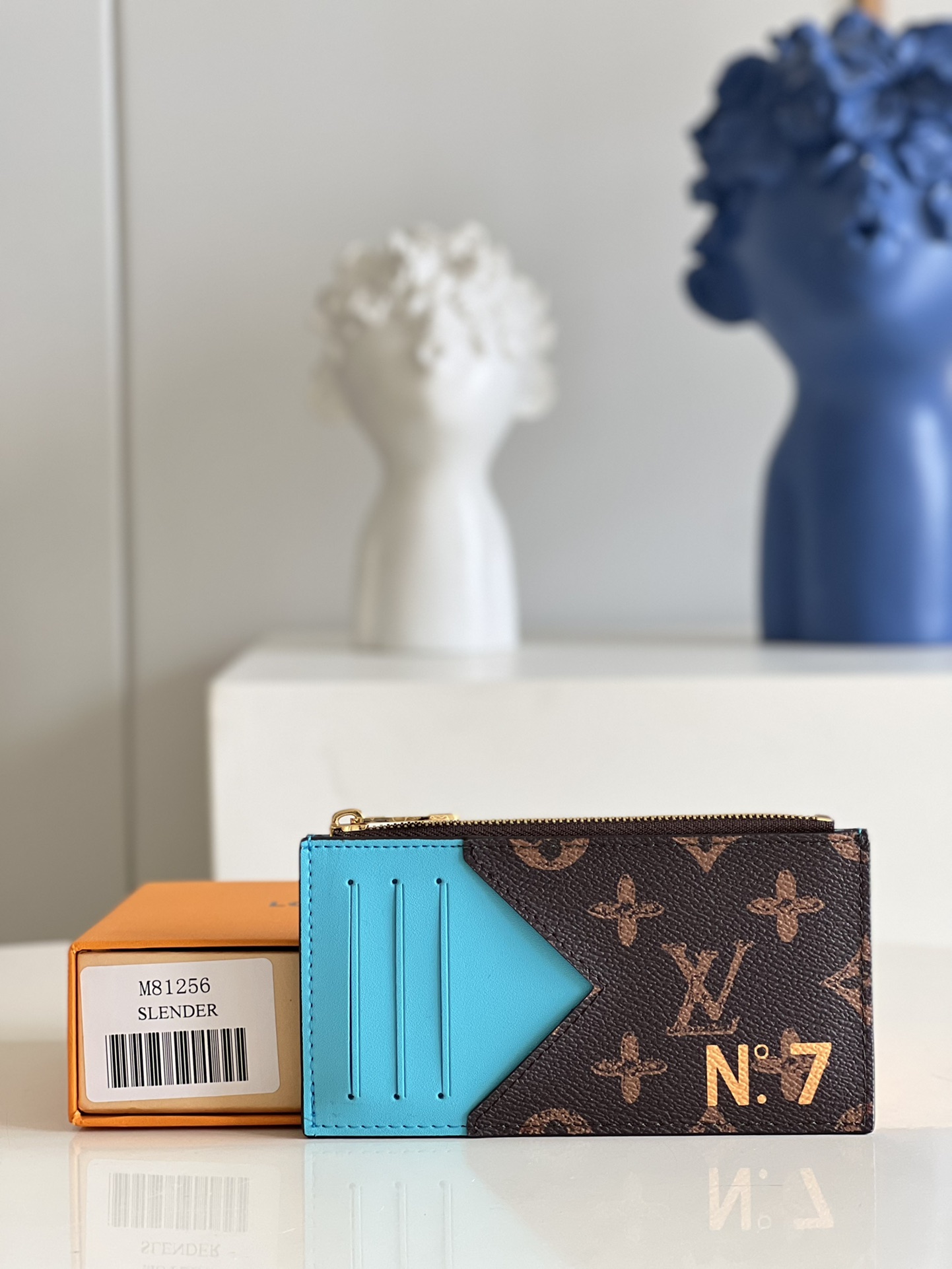 NO:398410,【Exclusive real shot M81256】Virgil Abloh incorporates the essence of the Trunk L’il series into this Coin card holder. Monogram coated canvas set off the N°7 logo, commemorating the designer's seventh Louis Vuitton fashion show. Monogram flowers and LV letters are presented through micro-low technology, evoking memory of old suitcases. Detailed features 8 x 14.5 x 1 cm (length x height x width) v.,LV [original leather],louis vuitton,louis vuitton19860909【独家实拍M81256】Virgil Abloh 将 Trunk L’il 系列精髓融入此款 Coin 卡夹.Monogram 涂层帆布烘托 N°7 标识,纪念设计师的第七场路易威登时装秀.Monogram 花卉和 LV 字母通过微低技术呈现,唤起对旧时行李箱的记忆. 详细特征8 x 14.5 x 1 厘米 (长度 x 高 x 宽) v.,LV【原厂皮】,louis vuitton,louis vuitton,Bag