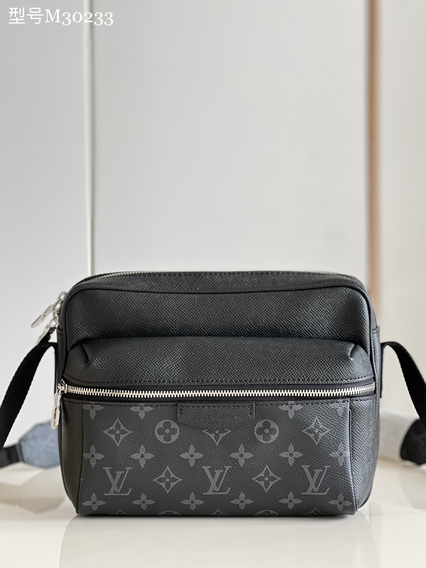 NO:398414,【Exclusive real shot of M30233 black】OUTDOOR postman bag Taga leather and Monogram canvas welcome the spring and summer of 2019, applying harmonious colors to the bold design of the Outdoor messenger bag. The silver zipper on the front is painted with exquisite details, and adjustable shoulder straps to create an easy carrying experience. Size 26 x 20.0 x 10.5 cm, pure steel hardware with imported Taiwanese fabric G.650, LV [original leather], louis vuitton19860909【独家实拍M30233黑色】 OUTDOOR 邮差包 Taga 皮革与 Monogram 帆布的交融迎接 2019 年春夏,为 Outdoor 信使包的大胆设计涂抹和谐色彩.正面的银色拉链与金属件绘上精致细节,可调节肩带打造轻松背携体验.尺寸26 x 20.0 x 10.5 cm,纯钢五金搭配台湾进口面料 G.650,LV【原厂皮】,louis vuitton,Bag