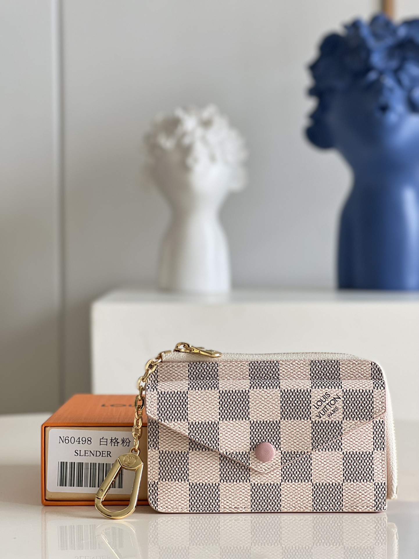 NO:398416,[Exclusive real photo of N60498 white grid powder] M69431 Recto Verso card clip is a classic Monogram canvas outlined with a loose leather trim, with an L-shaped wide zipper opening the change compartment, paired with an envelope-style front pocket, a central pocket that can store folding banknotes and a rear side clip. It can also be fixed to the handbag or belt with a hook buckle. Size 13.0 x 9.5 x 2.5 cm v.,LV [original leather],louis vuitton,versace19860909【独家实拍N60498白格粉】M69431 Recto Verso 卡夹为经典 Monogram 帆布勾勒利落皮革饰边,以 L 形宽拉链开启零钱隔层, 搭配信封式前袋、可收纳折叠钞票的中央口袋和后侧卡位,亦可利用钩扣固定于手袋或腰带.尺寸13.0 x 9.5 x 2.5 cm v.,LV【原厂皮】,louis vuitton,versace,Bag