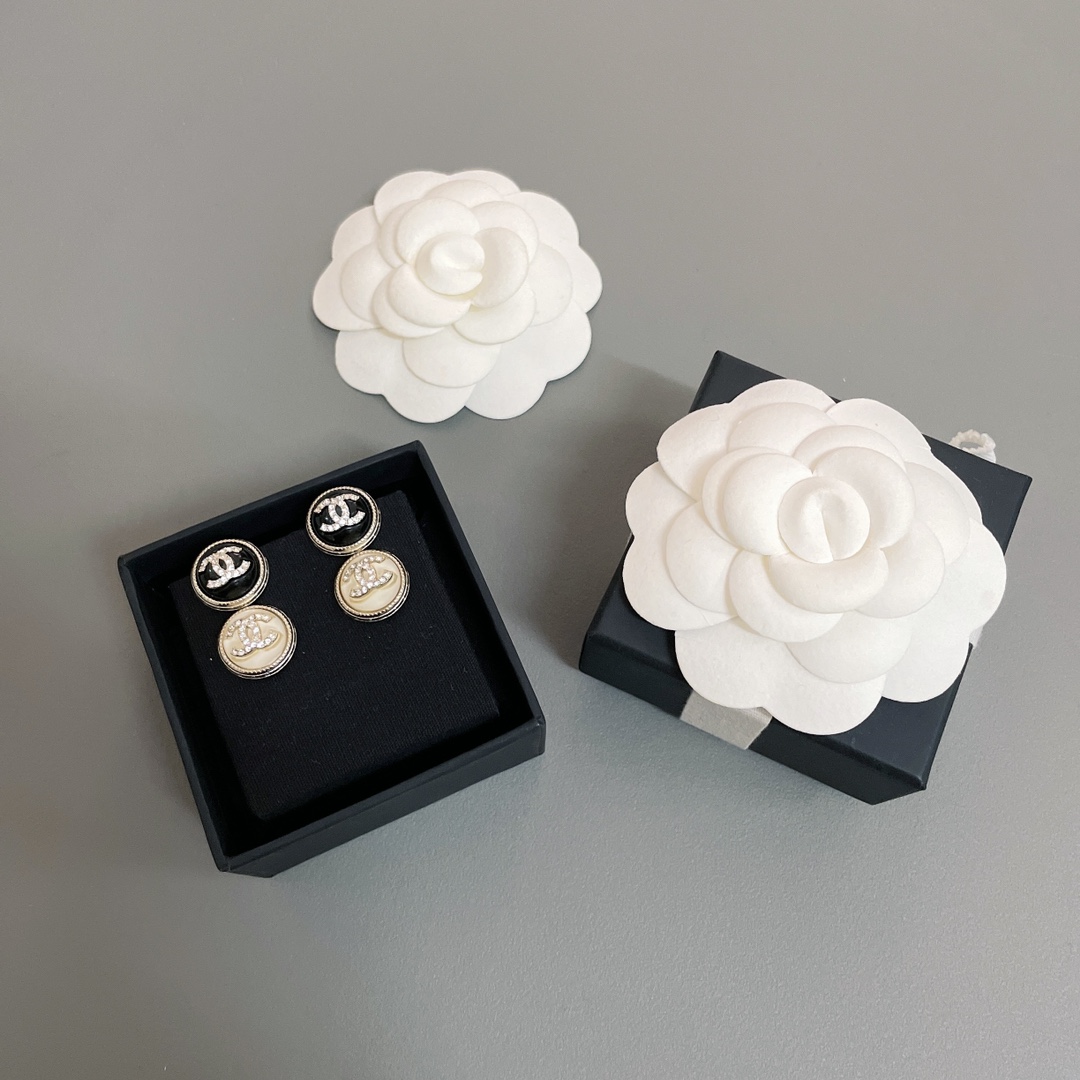 NO:633990,88150 [Fragrant round bead earrings] Z, black/white, two perfect colors, a hot-selling model, I have been quietly placing orders, and finally I dared to post a picture when it became popular! It is really beautiful!  Evergreen style all year round, black and white stacking makes it more interesting, the hardware is purely hand-carved with fine texture, the double C is located on the beads, and it uses Swarovski rhinestones!  It is a must-have for everyone. Whoever wears it will love it. It is simply the ceiling of beauty in the necklace. Its irresistible beauty!  ,,necklace,Cardia high-end jewelry1986090988150【香圆珠耳钉】Z ,黑/白,完美两色,火爆热卖款,一直默默在出单,终于有点现火才敢上图,真的太美了！四季常青款,黑白叠戴更有味,五金纯手工精雕纹理,双C是坐落在珠子上边的,采用施华洛水钻！人手必入,谁戴谁爱,简直就是项链里的颜值天花板,无法抗拒的美！,,necklace,卡迪亚高端饰品,Jewelry