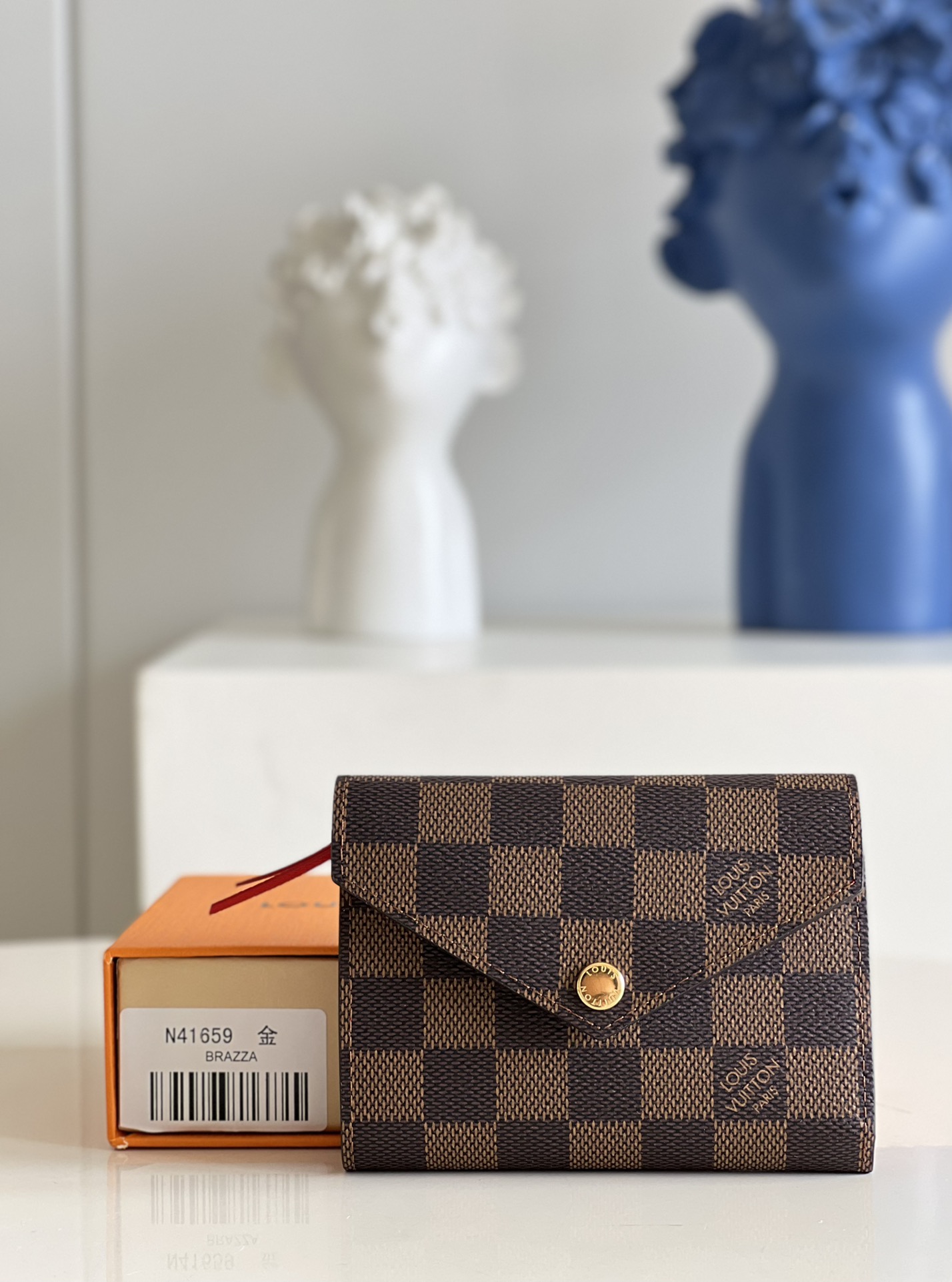 NO:398422,[Exclusive real photo N41659 gauge red gold] style is soft and powerful, this small Victorine wallet is the best choice for carrying around. The iconic Monogram canvas is paired with colorful leather lining, and the style is fashionable, while the extremely practical design ensures the safe storage and easy access of credit cards and private property. Size 12 x 9.5 x 2.5 cm z.,LV [original leather],louis vuitton19860909【独家实拍N41659咖格红金】风格柔美而功能强大,此款小巧的Victorine钱夹是适宜随身携带的上上之选.标志性Monogram帆布搭配多彩皮革内衬,风格时尚,而极为实用的设计确保信用卡与私人财物安全存放、取用便捷.尺寸12 x 9.5 x 2.5 厘米 z.,LV【原厂皮】,louis vuitton,Bag