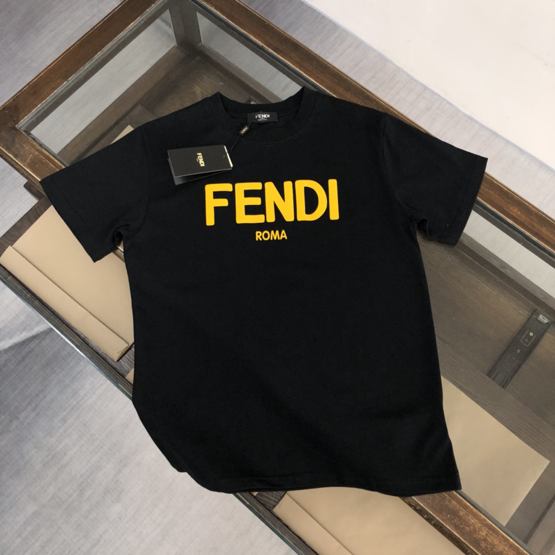 🔥FE*NDI芬迪 短袖T恤 超高识别度！这款基础款T恤秉承品牌简约的理念，已然成为一种态度， 【采用客供定制280克双股纯棉面料】焕新设计内涵的不懈追求。正面标志性的字母标彰显品牌格调，三标齐全，百搭单品 ！ 颜色：白色 黑色 尺码：…