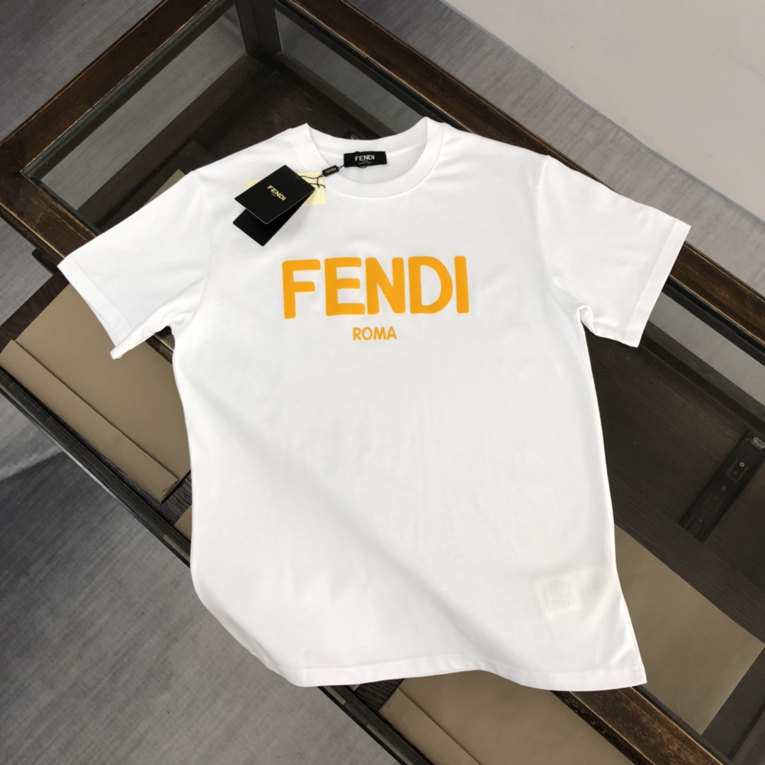 🔥FE*NDI芬迪 短袖T恤 超高识别度！这款基础款T恤秉承品牌简约的理念，已然成为一种态度，【采用客供定制280克双股纯棉面料】新设计内涵的不懈追求。正面标志性的字母标彰显品牌格调，三标齐全，百搭单品 ！ 颜色：白色 黑色 尺码：M．…