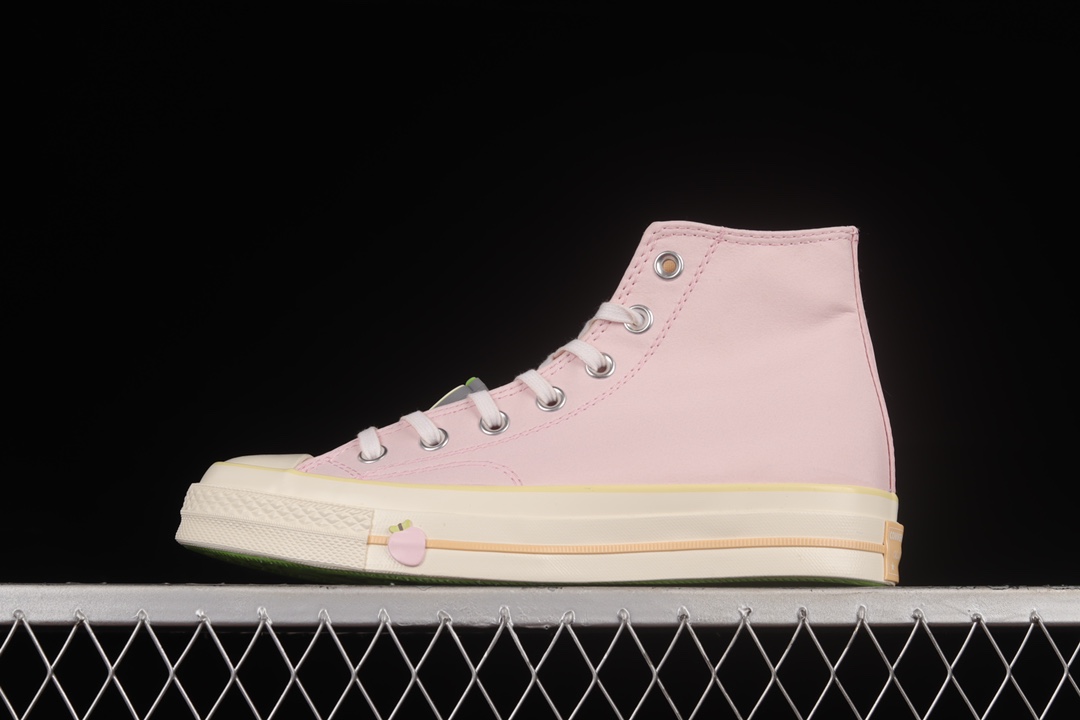 G0 Converse Chuck 70 Hi 全新水果拼盘 水蜜桃粉 皮革高帮休闲板鞋 A02295C鞋款以粉色帆布鞋面、绿色鞋底、杏色内衬及中底线条、水果元素装饰呈现极具春夏风格的鞋身设计。全新的女生专属规格也令这款经典球鞋增添几分活泼的运动感觉