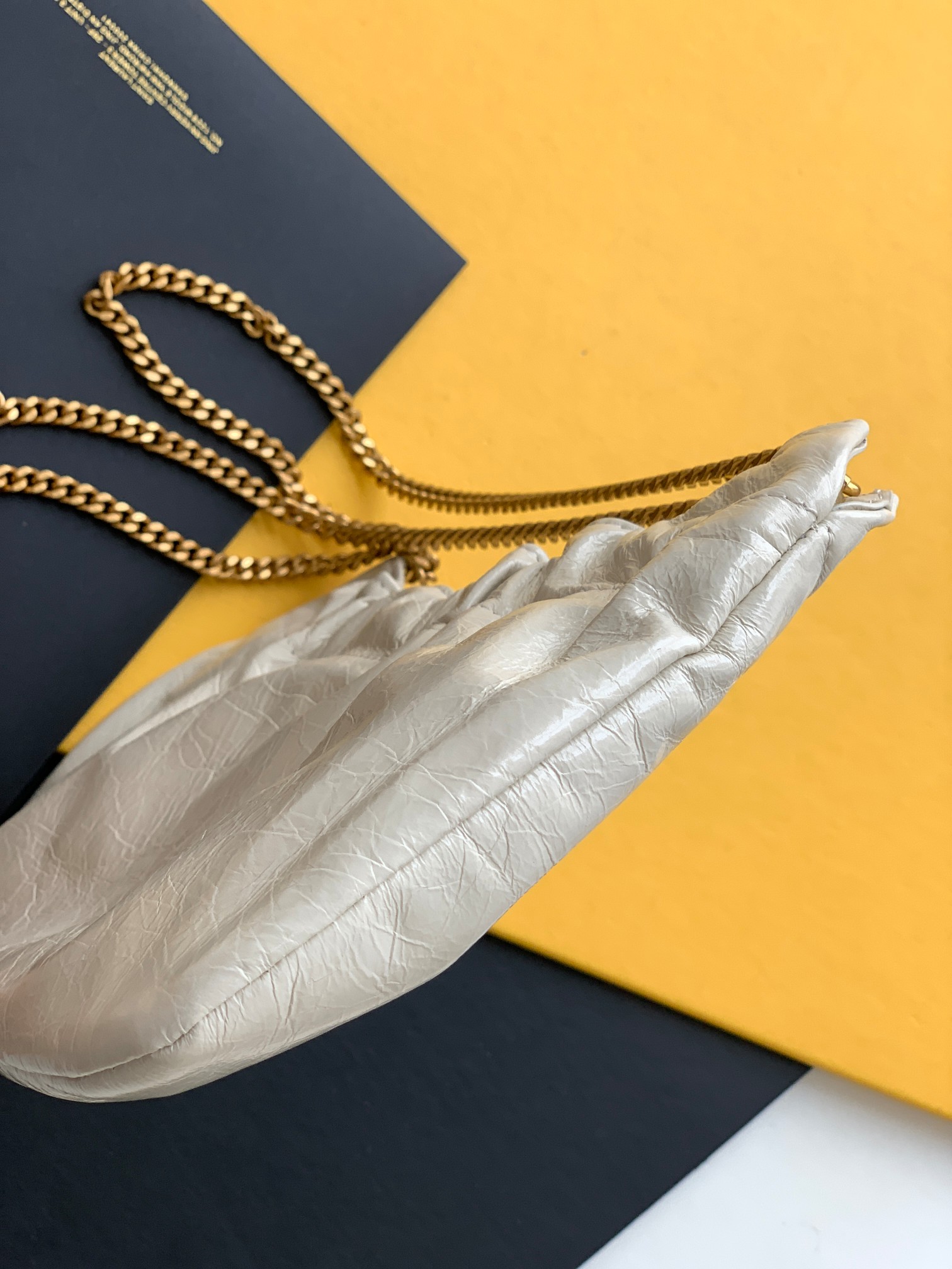 P580 🌸 【ZP开发 专柜同步】
Mini leather shoulder bag云朵型腋下包/链条包☁
原厂皮独有的皮香味，皮质超柔软，摸起来手感很舒胡～内里原厂小羊皮，整体设计复古优雅，手拿或者肩背都吼吼看，人无我有的时髦单品 宝宝们酷艾点 抱 走～～～
型号：681632
尺寸：24x14x4cm
肩带长度：70cm