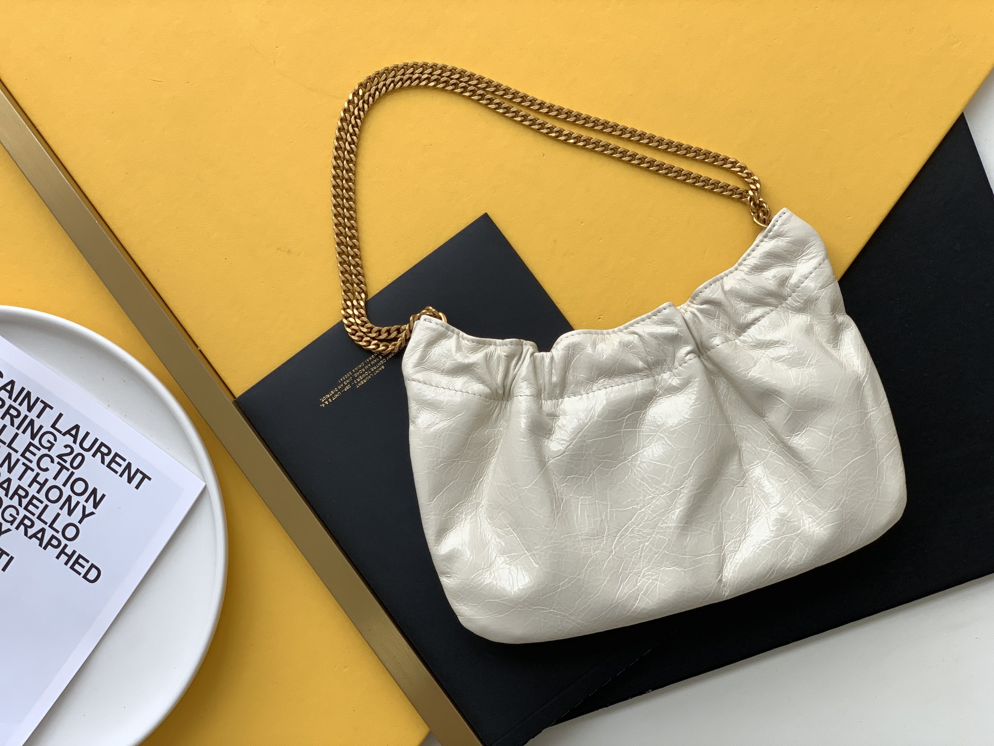 P580 🌸 【ZP开发 专柜同步】
Mini leather shoulder bag云朵型腋下包/链条包☁
原厂皮独有的皮香味，皮质超柔软，摸起来手感很舒胡～内里原厂小羊皮，整体设计复古优雅，手拿或者肩背都吼吼看，人无我有的时髦单品 宝宝们酷艾点 抱 走～～～
型号：681632
尺寸：24x14x4cm
肩带长度：70cm