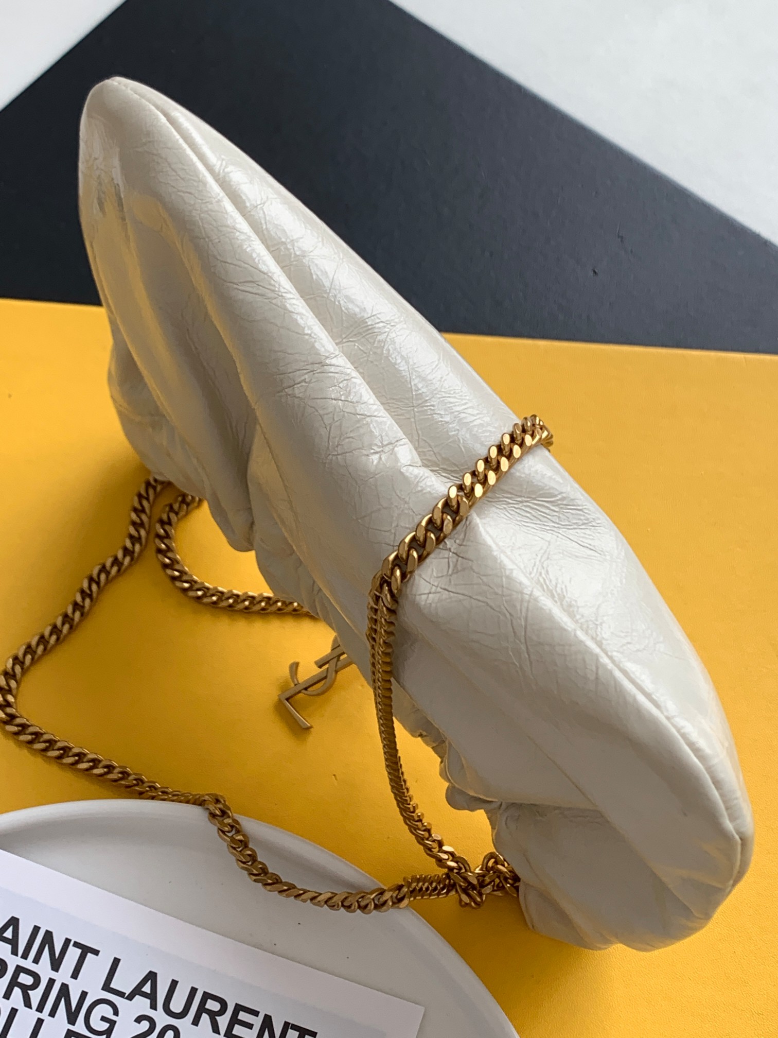 P580 🌸 【ZP开发 专柜同步】
Mini leather shoulder bag云朵型腋下包/链条包☁
原厂皮独有的皮香味，皮质超柔软，摸起来手感很舒胡～内里原厂小羊皮，整体设计复古优雅，手拿或者肩背都吼吼看，人无我有的时髦单品 宝宝们酷艾点 抱 走～～～
型号：681632
尺寸：24x14x4cm
肩带长度：70cm