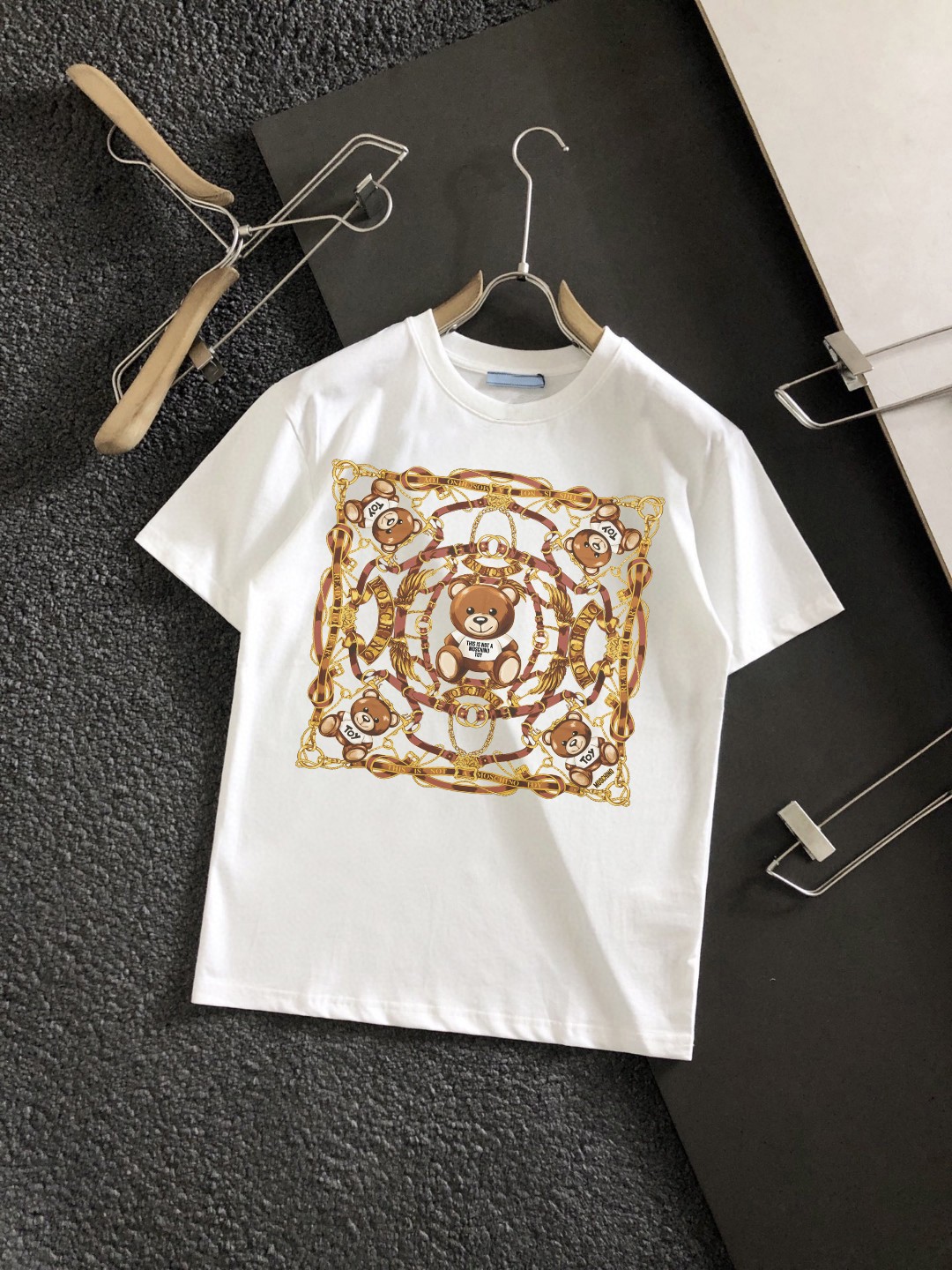 Moschino último modelo camiseta de manga corta con estampado, de alta calidad, original de tienda, proceso de…