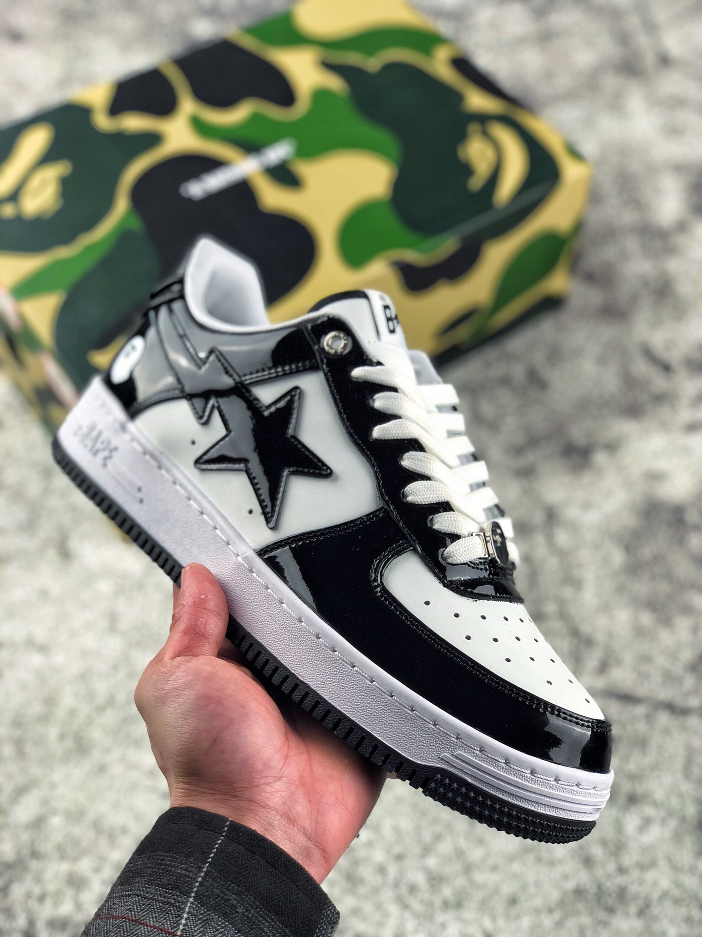 本地自取 核心放店
Bape Sta To Low 明星同款 猿人头经典漆皮低帮运动休闲板鞋 
纯原级别 原鞋开发 官方细节同步 原厂数据 进口机台高频印压LOGO 中底嵌入Ortholite缓震材质 全套包装 包含猿人logo定制防尘袋 
尺码：36 36.5 37.5 38 38.5 40 40.5 41 42 42.5 43 44 45