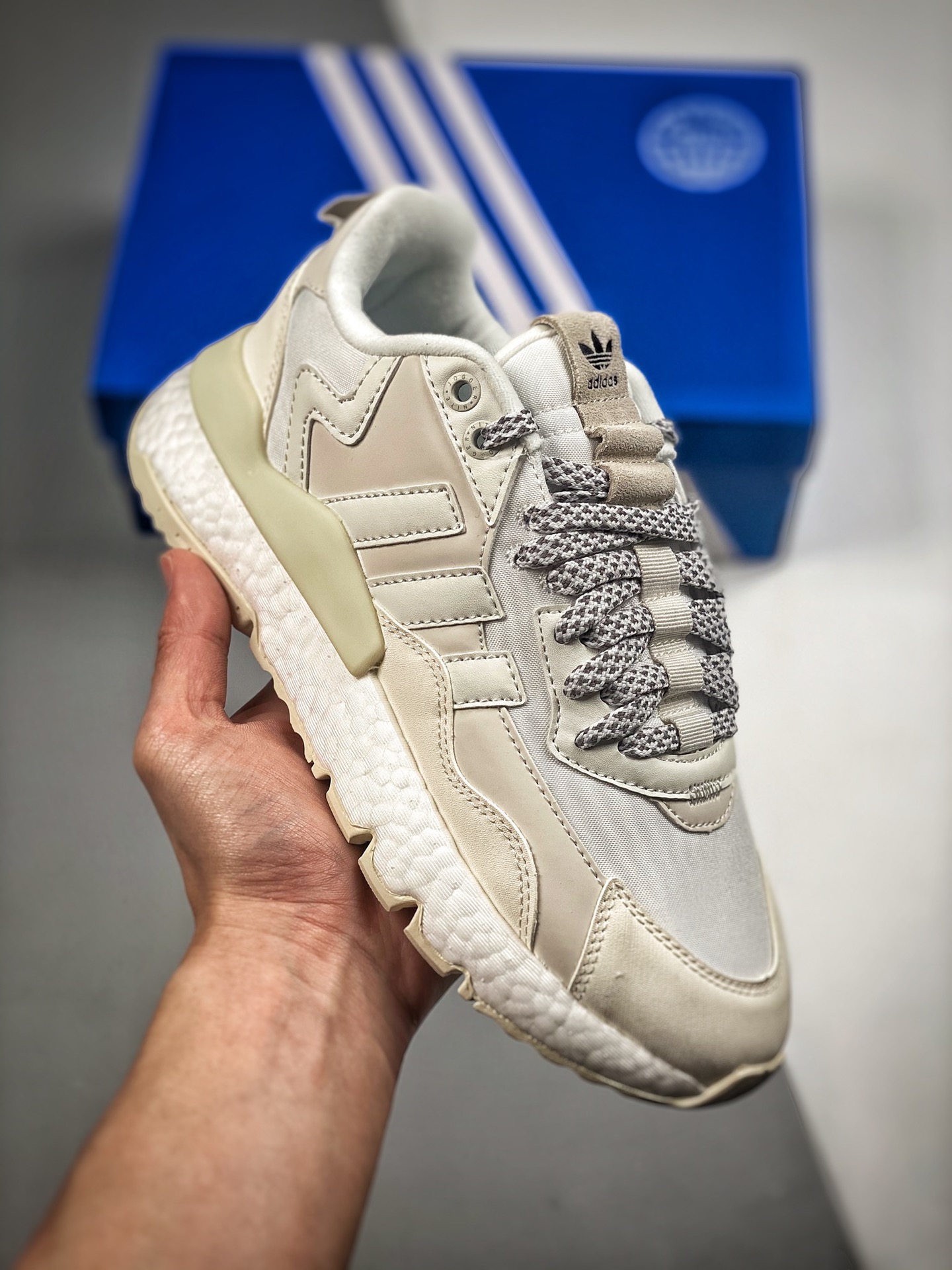 Adidas/Adidas Nite Jogger 三叶草 夜行者 复古跑鞋原厂材料 原厂大底 私家独模 网布搭配头层皮拼接打造鞋面 极具复古风格鞋头及鞋跟点缀3M反光设计极为亮眼中底采用全掌 Boost 科技，厚度相当可观，脚感极佳货号…