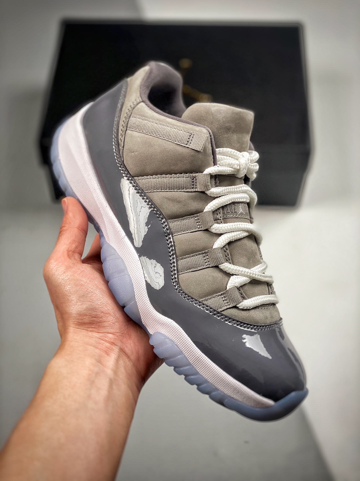 Air Jordan AJ11 Low 酷灰 原楦原档案数据开模打造 原厂中底拉帮钢印 原厂漆皮 防冻不开裂 头层皮料 原装鞋撑 水晶大底正确色度色泽 原楦原数据刺绣 原厂车缝走线及对位 毫厘不差 飞人logo采用原数…
