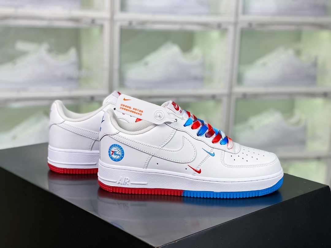 H0 男女鞋真标带半码采用软质粒面牛剖皮革鞋面材质内置全掌air sole气垫NBA费城76人队Philadelphia 76ers限定配色，耐克Nike Air Force 1’07 Low QS”White/Sky Blue/Red/Philadelphia 76ers”空军一号经典低帮百搭休闲运动板鞋“白天蓝红迷你双钩子”AI5958- I5