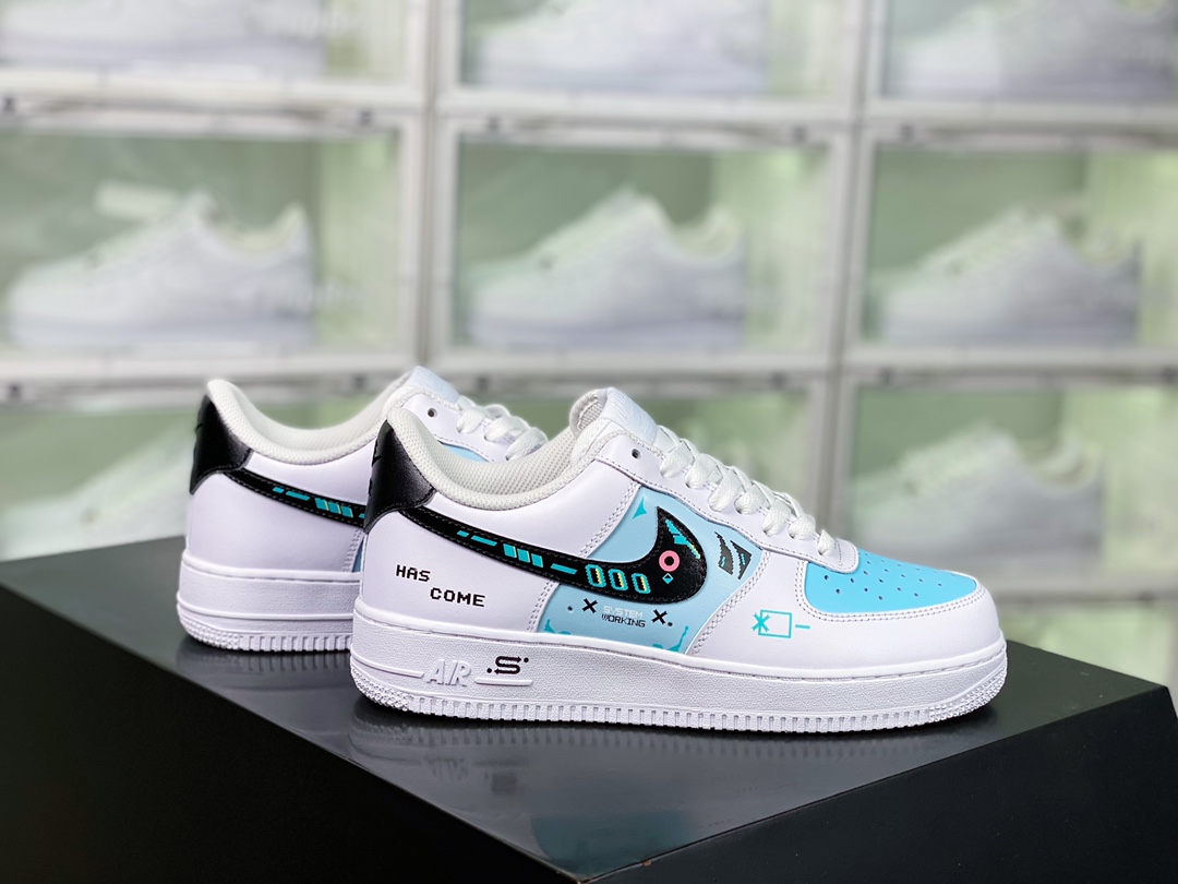 H0 男女鞋真标带半码采用硬质粒面牛培皮革鞋面材质内置全掌air sole气垫创意定制游戏机主题配色，耐克Nike Air Force 1 07 LV8″GAME OVER/ON PLAY”空军一号经典百搭休闲运动板鞋“皮革白黑浅蓝游戏印花”CW2288-111