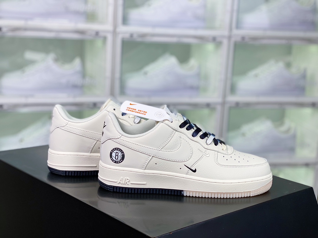 H0 男女鞋真标带半码采用软质粒面牛剖皮革鞋面材质内置全掌air sole气垫NBA布鲁克林篮网队Brooklyn Nets限定配色，耐克Nike Air Force 1’07 Low QS”Sail/Black/Brooklyn Nets”空军一号经典低帮百搭休闲运动板鞋“篮网队米白黑迷你双钩子”CT1989-107