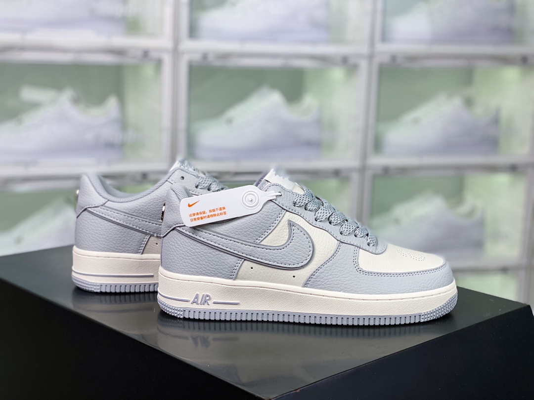 H0 男女鞋真标带半码原楦原纸版开发版型采用硬质荔枝纹牛培皮革面材质鞋面内置全掌air sole气垫再度联乘,美国元祖街头潮牌-斯图西Stssy x Nike Air Force 1´07 Low”Milk White/Grey”空军一号经典低帮百搭休闲运动板鞋“皮革奶白浅灰”ST2022-616