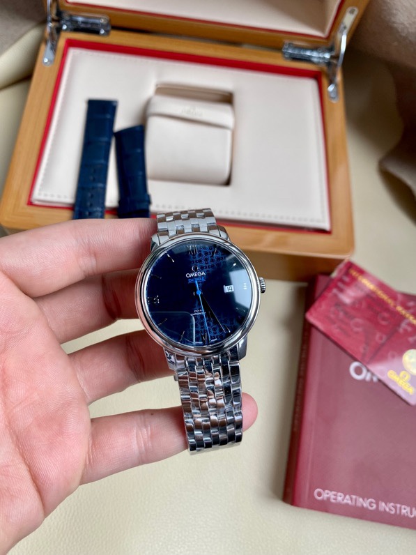 NO:143569,Omega OMEGA Butterfly Flying Series Orbis Commemorative Model 424.10.40.20.03.003  Production of RXW factory [Size]: 39.5×9.9MM [Movement]: Using the Seagull's thinnest movement 2892 movement and the original movement from the size, function, and all spare parts are universal. Interested watch friends can check the Omega movement that changed the escapement structure based on the 2892 movement. The others are exactly the same as the 2892 movement. The use of the 2892 movement supports domestic production. The main reason is that the movement handle is retained to the greatest extent.  The center position is not shiny. Due to the deviation of the movement thickness, the head position will be more or less shifted downward, and the side looks like the original taste is lost. We are just paying tribute to the original. [Pointer]: The white steel hour and minute pointer perfectly restores the authentic product, matched with the blue large seconds, we focus on every detail. [Case]: 316L stainless steel CNC is processed throughout the process and modified repeatedly, and the case shape and the original shape reach a similarity of 99. [Base cover]: Special Orbis bear pattern  , laser carved a lifelike bear with a cute appearance. [Dial]: The blue lacquered dial is polished with sunlight rays and beautifully decorated Omega teddy bear pattern. The teddy bear logo on the vertical matte back is also specially designed for this series. The bear pattern, background color and special enamel treatment were modified for 13 months. The finished product is amazing. The first in the market can make the blue dial exactly the same as the authentic one. Similarity. [Mirror]: Imported curved sapphire scratch-resistant mirror, with Air super on both top and bottom.  Transparent colorless coating. Super transparent. [Watch strap]: The new Butterfly Steel Strap has been updated. The side thickness of the strap is thinner than that of the old model, but the feel is more comfortable than that of the old model. The size of each strap has also changed from the unified size of the old model to the different size of the strap. Starting from the beginning, from large to small, processing and assembly process are more complicated. I hope watch friends know the changes in this detail. The belt is made of Italian dark blue cowhide. It is both internal and external.,,omega,cowhide19860909欧米茄OMEGA蝶飞系列奥比斯纪念款424.10.40.20.03.003 RXW工厂出品【尺寸】:39.5×9.9MM【机芯】:采用海鸥最薄机芯2892机芯与原版的机芯从尺寸,功能,所有的零配件均可通用,有兴趣的表友可以查询欧米茄机芯就是在2892机芯的基础上改动了擒纵结构,其他的均和2892一模一样,使用2892机芯是支持国产,最主要的原因就是使用2892机芯最大程度上保留了机芯把头的中心位不偏不移.使用其他机芯因为机芯厚度的偏差问题,或多或少把头位置一定会向下偏移,侧面看起来失去了原版的味道.我们只是在向原创致敬.【指针】:白钢时分指针完美还原真品,搭配蓝色大秒,我们专注每一个细节.【表壳】:316L精钢CNC全程加工,反复修改,表壳形状和原装达到99相似度.【底盖】:特殊的奥比斯小熊图案,激光雕刻出栩栩如生出憨态可掬的熊仔.【表盘】:太阳光射线打磨蓝色亮漆表盘装饰精美欧米茄泰迪熊图案.垂直磨砂表背上的泰迪熊标识亦专为此系列特别设计.历时13个月修改熊仔图案以及底色和特殊的搪瓷面处理.成品令人惊艳,市场首家能够把蓝色表盘做到和真品完全一致.相似度.【镜面】:进口弧形蓝宝石防刮镜面,上下均有Air超透明无色镀膜.超级通透.【表带】:新款蝶飞钢带已经更新版本,表带侧身厚度比老款更纤薄,但是手感却比老款更为舒适.每节表带的尺寸也从老款的统一尺寸变为没一小节表带尺寸都不一样,从头粒开始,由大变小,加工,装配工艺更为复杂,望表友知悉这个细节的改动.皮带则使用意大利深蓝色牛皮.内外兼修.,,omega,cowhide,Watch