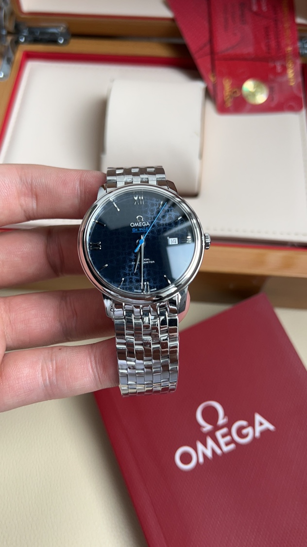 NO:143578,Omega OMEGA Butterfly Flying Series Orbis Commemorative Model 424.10.40.20.03.003  Production of RXW factory [Size]: 39.5×9.9MM [Movement]: Using the Seagull's thinnest movement 2892 movement and the original movement from the size, function, and all spare parts are universal. Interested watch friends can check the Omega movement that changed the escapement structure based on the 2892 movement. The others are exactly the same as the 2892 movement. The use of the 2892 movement supports domestic production. The main reason is that the movement handle is retained to the greatest extent.  The center position is not shiny. Due to the deviation of the movement thickness, the head position will be more or less shifted downward, and the side looks like the original taste is lost. We are just paying tribute to the original. [Pointer]: The white steel hour and minute pointer perfectly restores the authentic product, matched with the blue large seconds, we focus on every detail. [Case]: 316L stainless steel CNC is processed throughout the process and modified repeatedly, and the case shape and the original shape reach a similarity of 99. [Base cover]: Special Orbis bear pattern  , laser carved a lifelike bear with a cute appearance. [Dial]: The blue lacquered dial is polished with sunlight rays and beautifully decorated Omega teddy bear pattern. The teddy bear logo on the vertical matte back is also specially designed for this series. The bear pattern, background color and special enamel treatment were modified for 13 months. The finished product is amazing. The first in the market can make the blue dial exactly the same as the authentic one. Similarity. [Mirror]: Imported curved sapphire scratch-resistant mirror, with Air super on both top and bottom.  Transparent colorless coating. Super transparent. [Watch strap]: The new Butterfly Steel Strap has been updated. The side thickness of the strap is thinner than that of the old model, but the feel is more comfortable than that of the old model. The size of each strap has also changed from the unified size of the old model to the different size of the strap. Starting from the beginning, from large to small, processing and assembly process are more complicated. I hope watch friends know the changes in this detail. The belt is made of Italian dark blue cowhide. It is both internal and external.,,omega,cowhide19860909欧米茄OMEGA蝶飞系列奥比斯纪念款424.10.40.20.03.003 RXW工厂出品【尺寸】:39.5×9.9MM【机芯】:采用海鸥最薄机芯2892机芯与原版的机芯从尺寸,功能,所有的零配件均可通用,有兴趣的表友可以查询欧米茄机芯就是在2892机芯的基础上改动了擒纵结构,其他的均和2892一模一样,使用2892机芯是支持国产,最主要的原因就是使用2892机芯最大程度上保留了机芯把头的中心位不偏不移.使用其他机芯因为机芯厚度的偏差问题,或多或少把头位置一定会向下偏移,侧面看起来失去了原版的味道.我们只是在向原创致敬.【指针】:白钢时分指针完美还原真品,搭配蓝色大秒,我们专注每一个细节.【表壳】:316L精钢CNC全程加工,反复修改,表壳形状和原装达到99相似度.【底盖】:特殊的奥比斯小熊图案,激光雕刻出栩栩如生出憨态可掬的熊仔.【表盘】:太阳光射线打磨蓝色亮漆表盘装饰精美欧米茄泰迪熊图案.垂直磨砂表背上的泰迪熊标识亦专为此系列特别设计.历时13个月修改熊仔图案以及底色和特殊的搪瓷面处理.成品令人惊艳,市场首家能够把蓝色表盘做到和真品完全一致.相似度.【镜面】:进口弧形蓝宝石防刮镜面,上下均有Air超透明无色镀膜.超级通透.【表带】:新款蝶飞钢带已经更新版本,表带侧身厚度比老款更纤薄,但是手感却比老款更为舒适.每节表带的尺寸也从老款的统一尺寸变为没一小节表带尺寸都不一样,从头粒开始,由大变小,加工,装配工艺更为复杂,望表友知悉这个细节的改动.皮带则使用意大利深蓝色牛皮.内外兼修.,,omega,cowhide,Watch