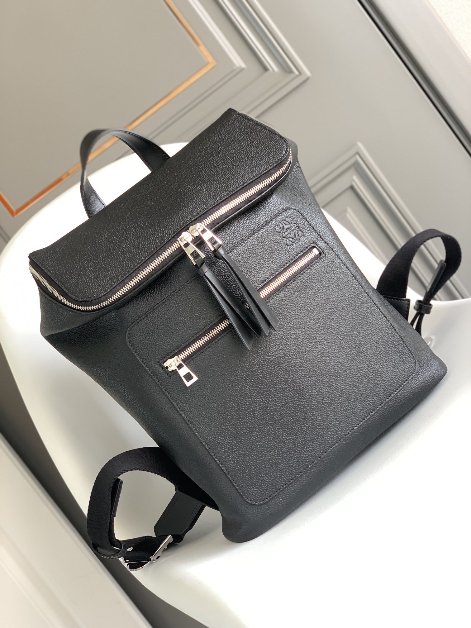 Mochila de cuero Loewe Goya para parejas, diseño moderno y funcional