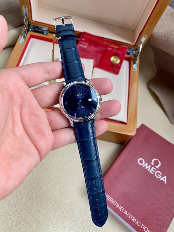 NO:143717,Omega OMEGA Butterfly Flying Series Orbis Commemorative Model 424.10.40.20.03.003  Production of RXW factory [Size]: 39.5×9.9MM [Movement]: Using the Seagull's thinnest movement 2892 movement and the original movement from the size, function, and all spare parts are universal. Interested watch friends can check the Omega movement that changed the escapement structure based on the 2892 movement. The others are exactly the same as the 2892 movement. The use of the 2892 movement supports domestic production. The main reason is that the movement handle is retained to the greatest extent.  The center position is not shiny. Due to the deviation of the movement thickness, the head position will be more or less shifted downward, and the side looks like the original taste is lost. We are just paying tribute to the original. [Pointer]: The white steel hour and minute pointer perfectly restores the authentic product, matched with the blue large seconds, we focus on every detail. [Case]: 316L stainless steel CNC is processed throughout the process and modified repeatedly, and the case shape and the original shape reach a similarity of 99. [Base cover]: Special Orbis bear pattern  , laser carved a lifelike bear with a cute appearance. [Dial]: The blue lacquered dial is polished with sunlight rays and beautifully decorated Omega teddy bear pattern. The teddy bear logo on the vertical matte back is also specially designed for this series. The bear pattern, background color and special enamel treatment were modified for 13 months. The finished product is amazing. The first in the market can make the blue dial exactly the same as the authentic one. Similarity. [Mirror]: Imported curved sapphire scratch-resistant mirror, with Air super on both top and bottom.  Transparent colorless coating. Super transparent. [Watch strap]: The new Butterfly Steel Strap has been updated. The side thickness of the strap is thinner than that of the old model, but the feel is more comfortable than that of the old model. The size of each strap has also changed from the unified size of the old model to the different size of the strap. Starting from the beginning, from large to small, processing and assembly process are more complicated. I hope watch friends know the changes in this detail. The belt is made of Italian dark blue cowhide. It is both internal and external.,,omega,cowhide19860909欧米茄OMEGA蝶飞系列奥比斯纪念款424.10.40.20.03.003 RXW工厂出品【尺寸】:39.5×9.9MM【机芯】:采用海鸥最薄机芯2892机芯与原版的机芯从尺寸,功能,所有的零配件均可通用,有兴趣的表友可以查询欧米茄机芯就是在2892机芯的基础上改动了擒纵结构,其他的均和2892一模一样,使用2892机芯是支持国产,最主要的原因就是使用2892机芯最大程度上保留了机芯把头的中心位不偏不移.使用其他机芯因为机芯厚度的偏差问题,或多或少把头位置一定会向下偏移,侧面看起来失去了原版的味道.我们只是在向原创致敬.【指针】:白钢时分指针完美还原真品,搭配蓝色大秒,我们专注每一个细节.【表壳】:316L精钢CNC全程加工,反复修改,表壳形状和原装达到99相似度.【底盖】:特殊的奥比斯小熊图案,激光雕刻出栩栩如生出憨态可掬的熊仔.【表盘】:太阳光射线打磨蓝色亮漆表盘装饰精美欧米茄泰迪熊图案.垂直磨砂表背上的泰迪熊标识亦专为此系列特别设计.历时13个月修改熊仔图案以及底色和特殊的搪瓷面处理.成品令人惊艳,市场首家能够把蓝色表盘做到和真品完全一致.相似度.【镜面】:进口弧形蓝宝石防刮镜面,上下均有Air超透明无色镀膜.超级通透.【表带】:新款蝶飞钢带已经更新版本,表带侧身厚度比老款更纤薄,但是手感却比老款更为舒适.每节表带的尺寸也从老款的统一尺寸变为没一小节表带尺寸都不一样,从头粒开始,由大变小,加工,装配工艺更为复杂,望表友知悉这个细节的改动.皮带则使用意大利深蓝色牛皮.内外兼修.,,omega,cowhide,Watch