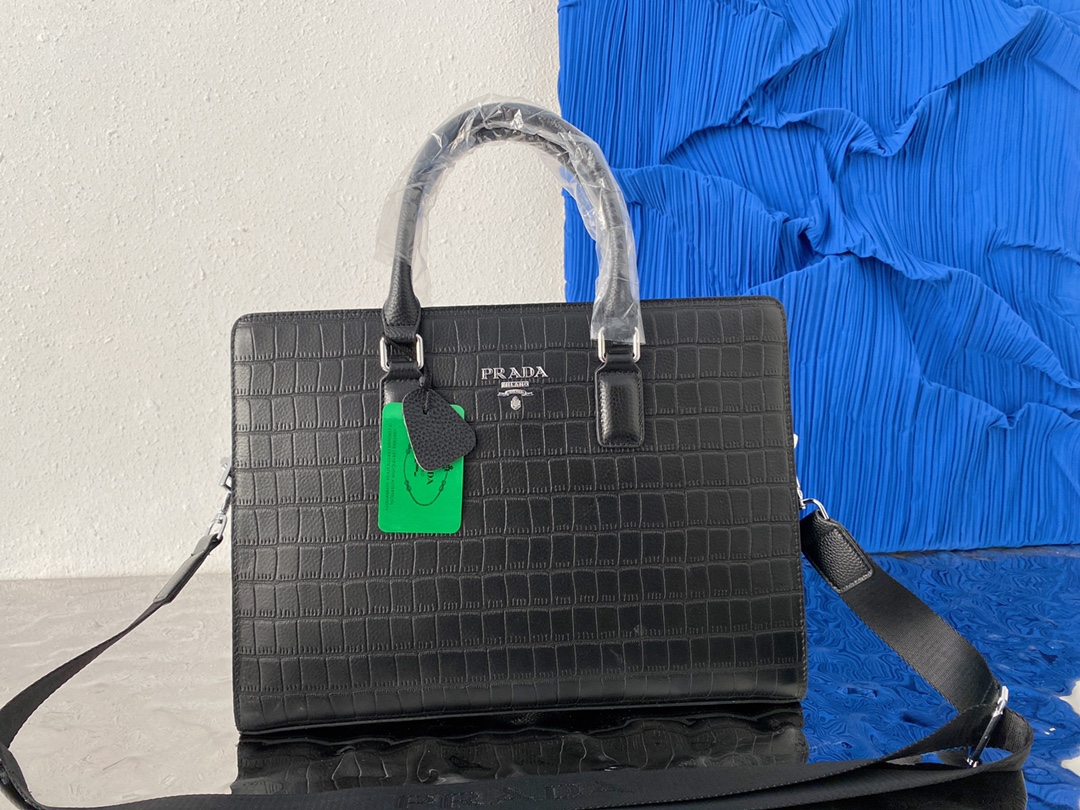 L0  普拉达 Prada  男士牛皮公文包 电脑包 斜挎手提包 采用精湛镶嵌细工，经典百搭 实物拍摄 原厂原版面料 高端品质 配送小票防尘袋 39 x 30 cm。