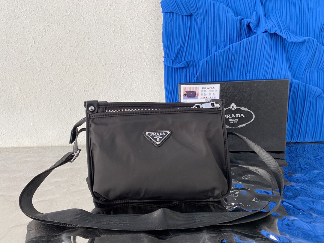 J0  普拉达 Prada  防水布邮差包 单肩包斜挎包 采用精湛镶嵌细工，经典百搭 实物拍摄 原厂原版面料 高端品质 配送小票防尘袋 礼盒 25 x 18 cm。