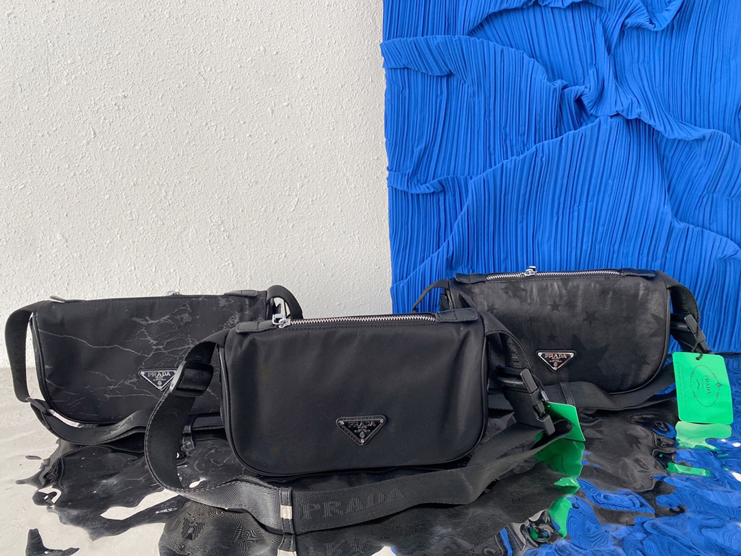 I5  普拉达 Prada  防水布邮差包 单肩包斜挎包 采用精湛镶嵌细工，经典百搭 实物拍摄 原厂原版面料 高端品质 配送小票防尘袋 礼盒 25 x 15 cm。