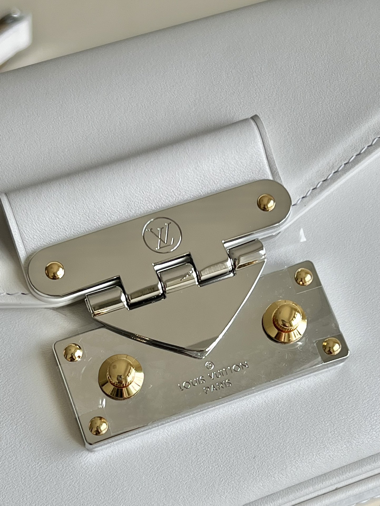 Louis Vuitton LV 2022春夏时装秀Swing锁扣手袋 M20395白色