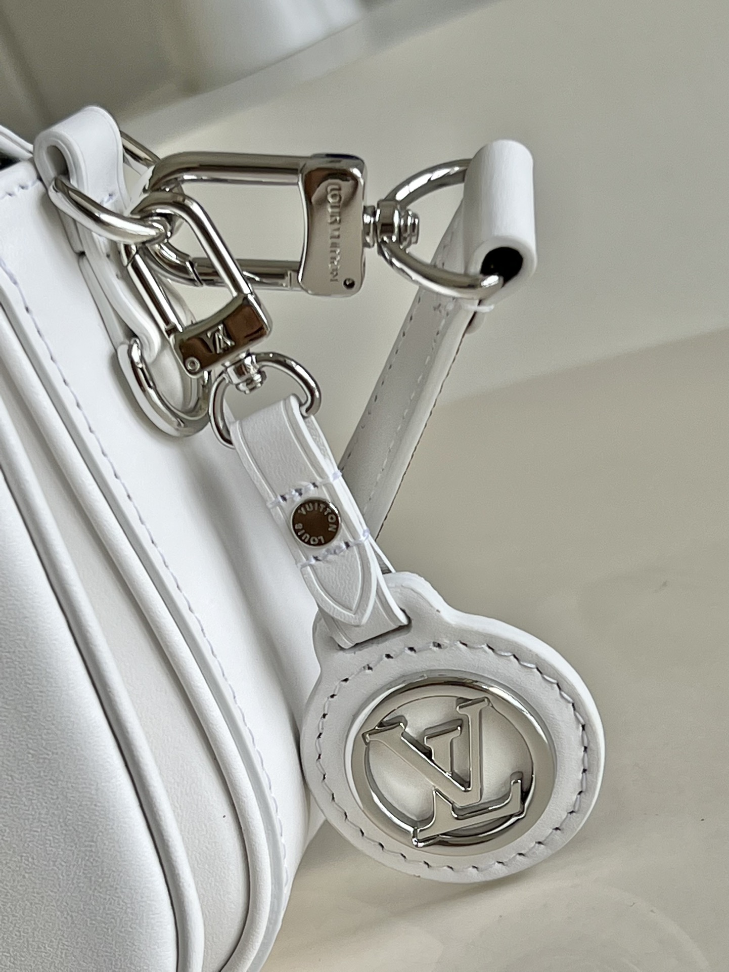 Louis Vuitton LV 2022春夏时装秀Swing锁扣手袋 M20395白色