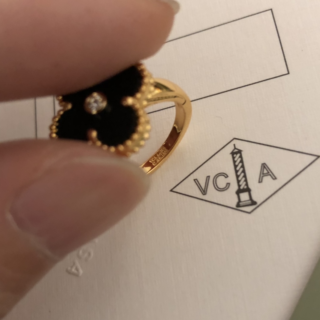 👑高级珠宝VCA💎梵克雅宝定制 经典 四叶草戒指 🍀系列 今年大热门款📩💗花型正，圆润饱满，高端专柜🆕一