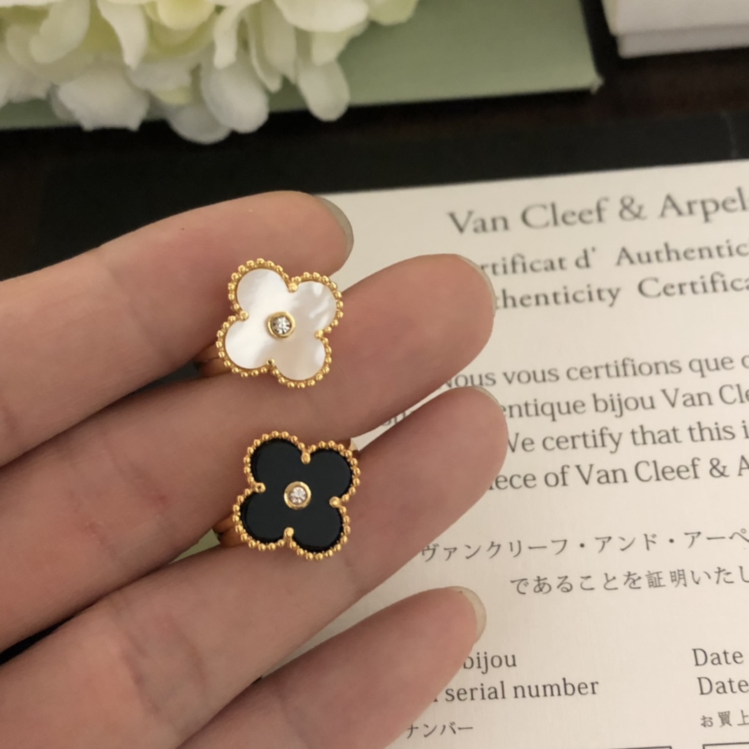 👑高级珠宝VCA💎梵克雅宝定制 经典 四叶草戒指 🍀系列 今年大热门款📩💗花型正，圆润饱满，高端专柜🆕一