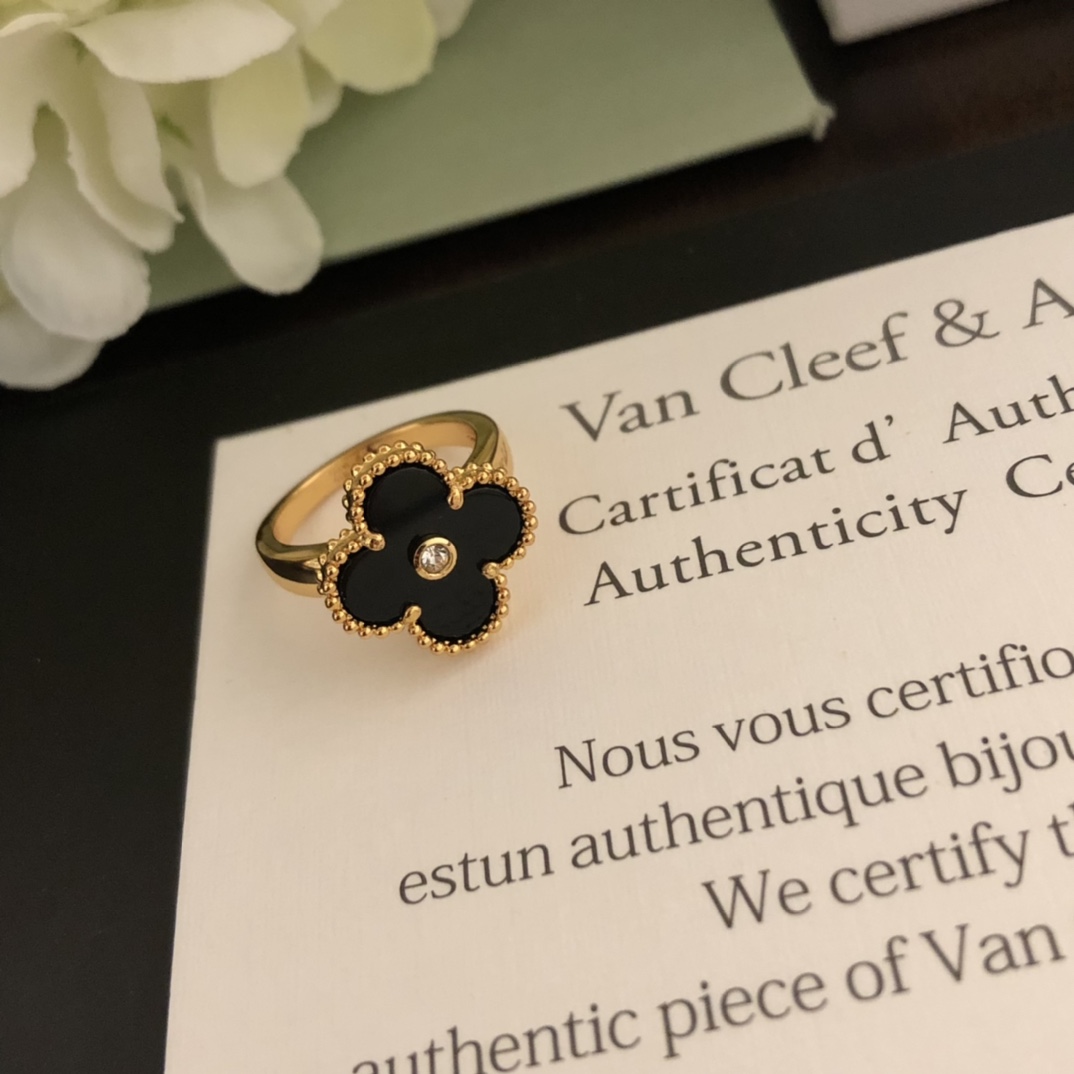 👑高级珠宝VCA💎梵克雅宝定制 经典 四叶草戒指 🍀系列 今年大热门款📩💗花型正，圆润饱满，高端专柜🆕一